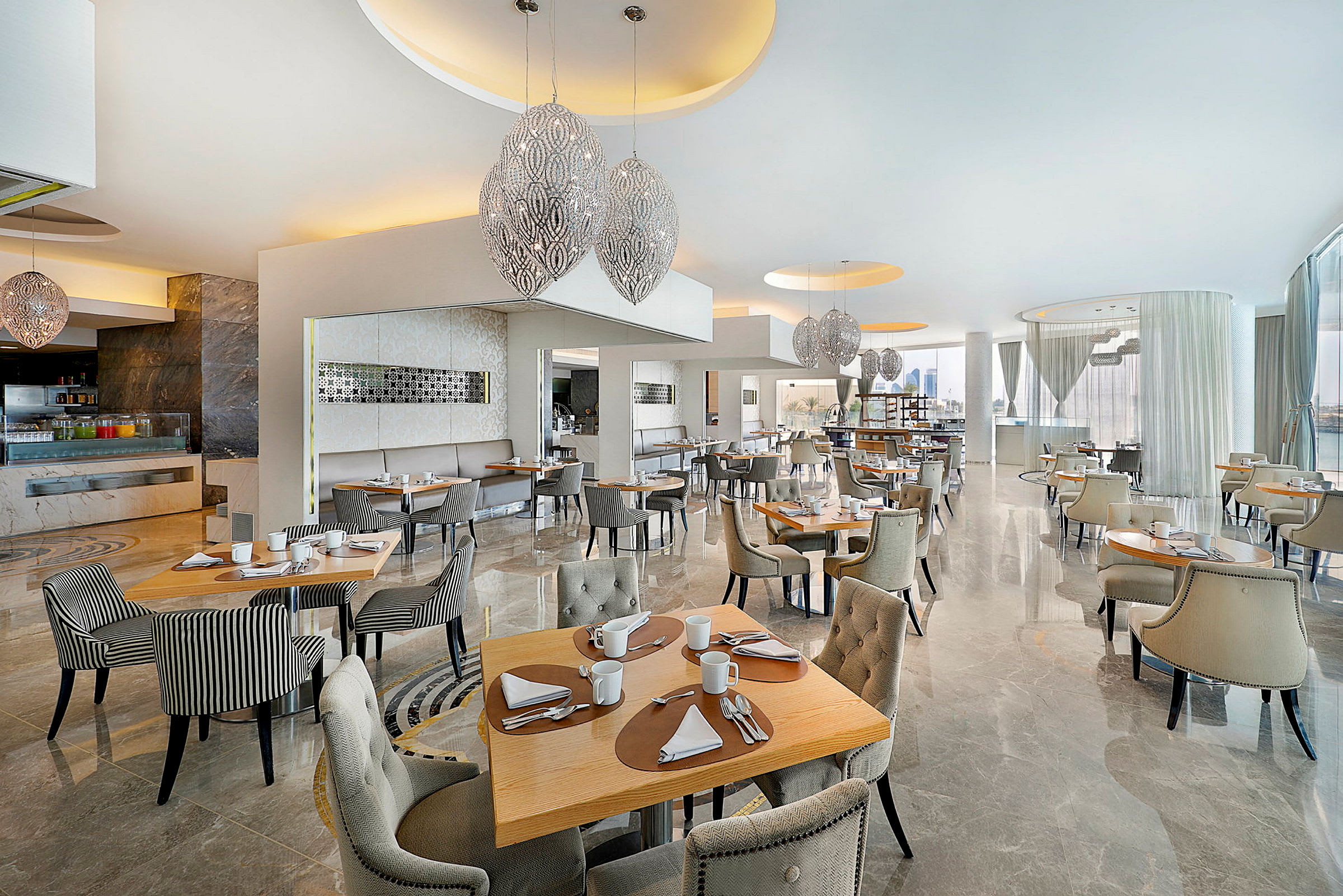 En moderne restaurant med dækkede borde og elegante lysekroner. (AI-genereret tekst)