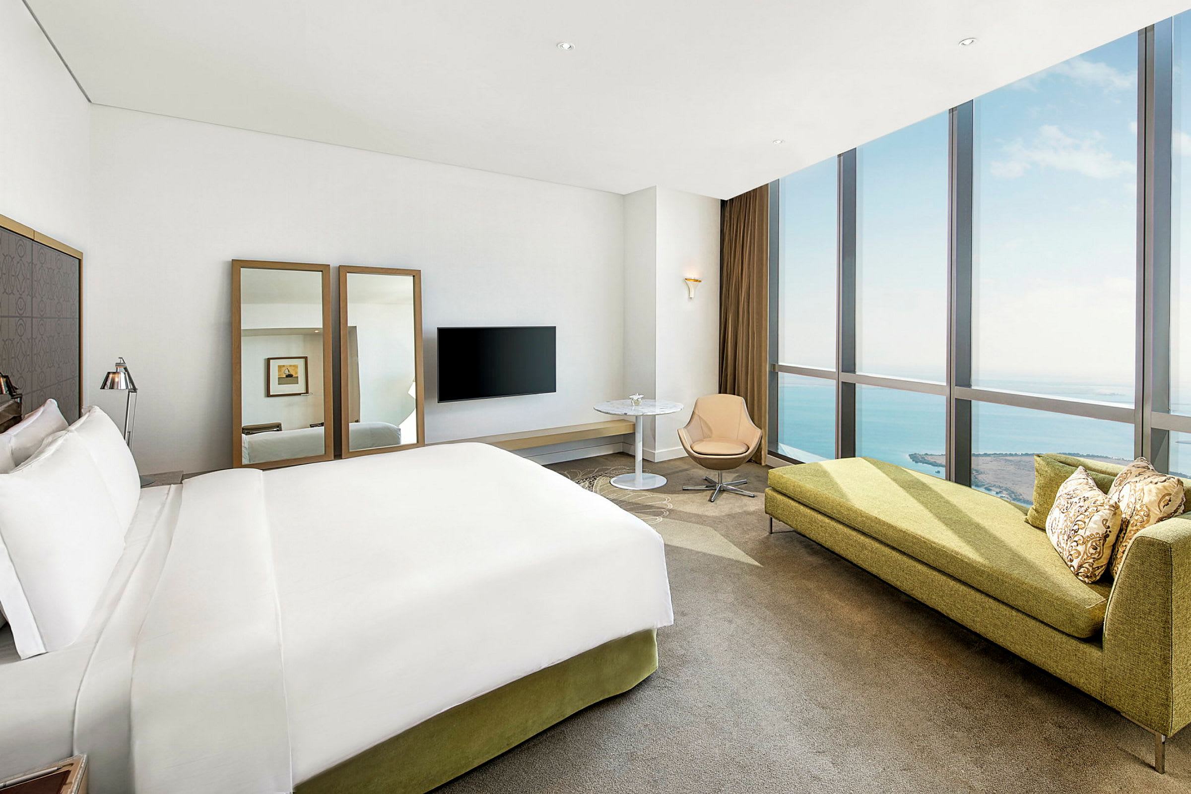 Moderne hotelværelse med udsigt over havet. (AI-genereret tekst)