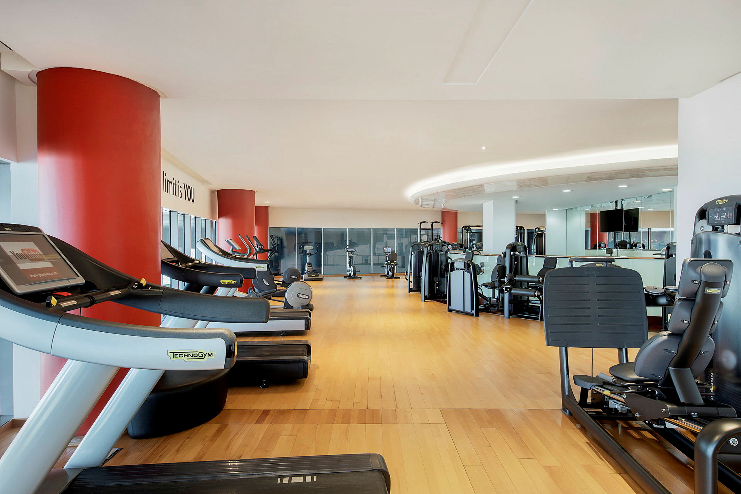 Fitnesscenter med træningsudstyr og maskiner. (AI-genereret tekst)