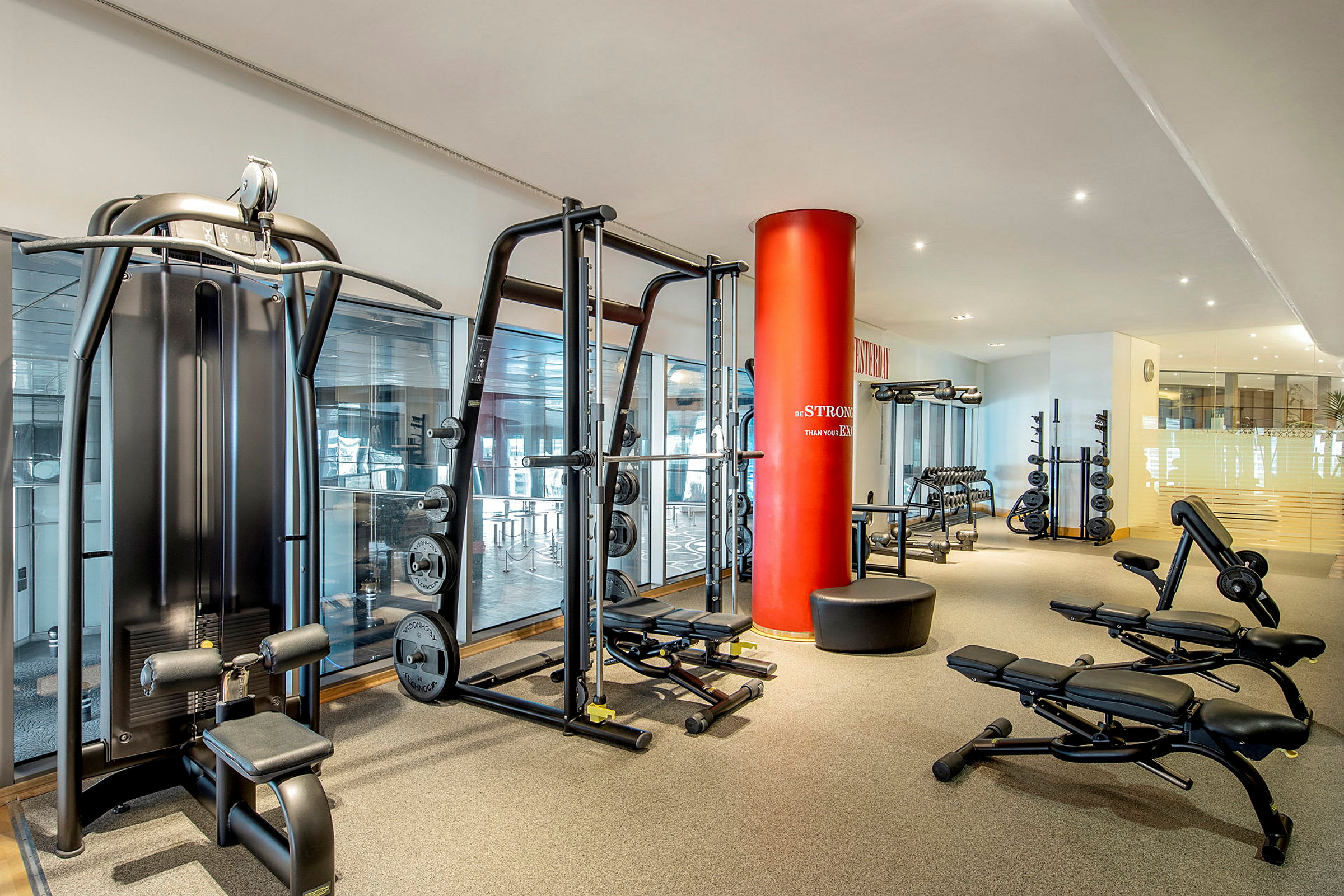 Et fitnesscenter med træningsudstyr og vægte. (AI-genereret tekst)