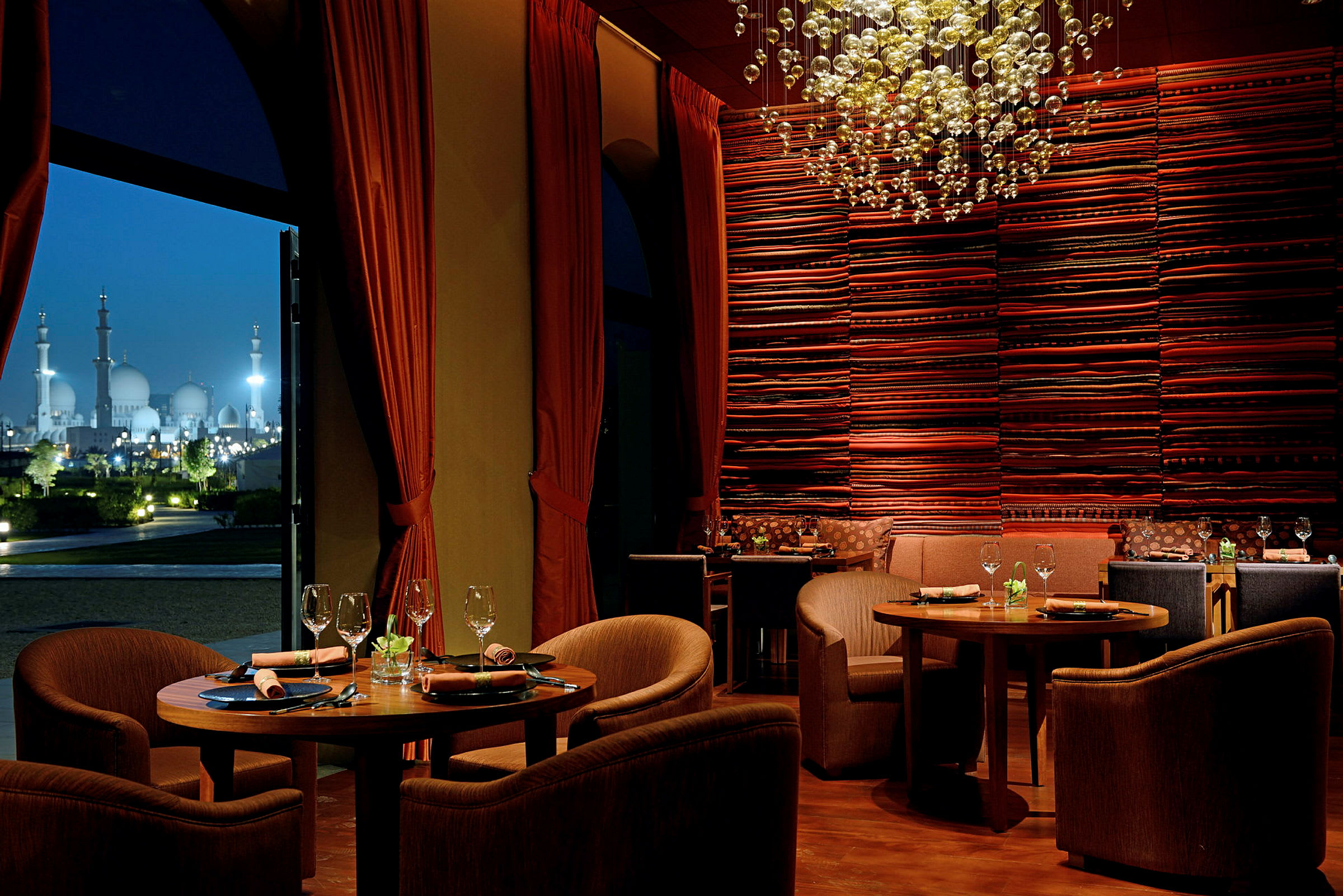 A la carte-restaurant med asiatiske retter