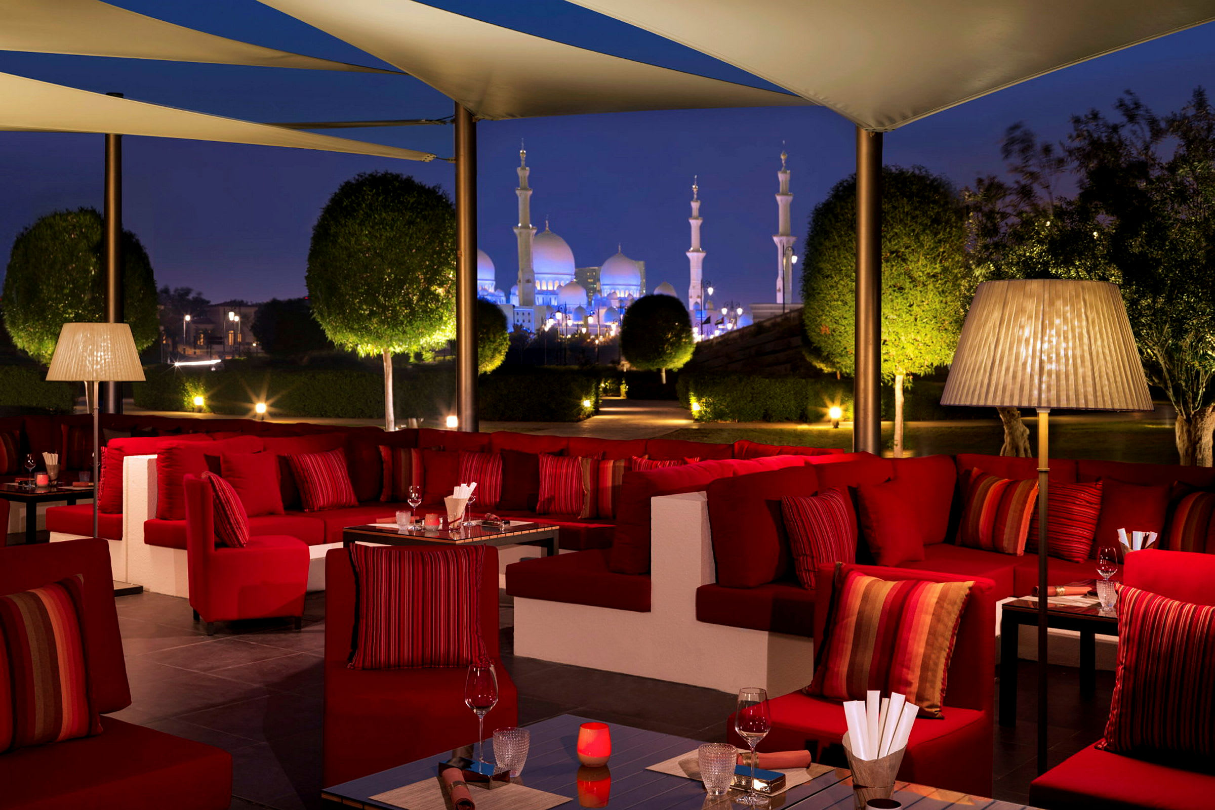 A la carte-restaurant med asiatiske retter
