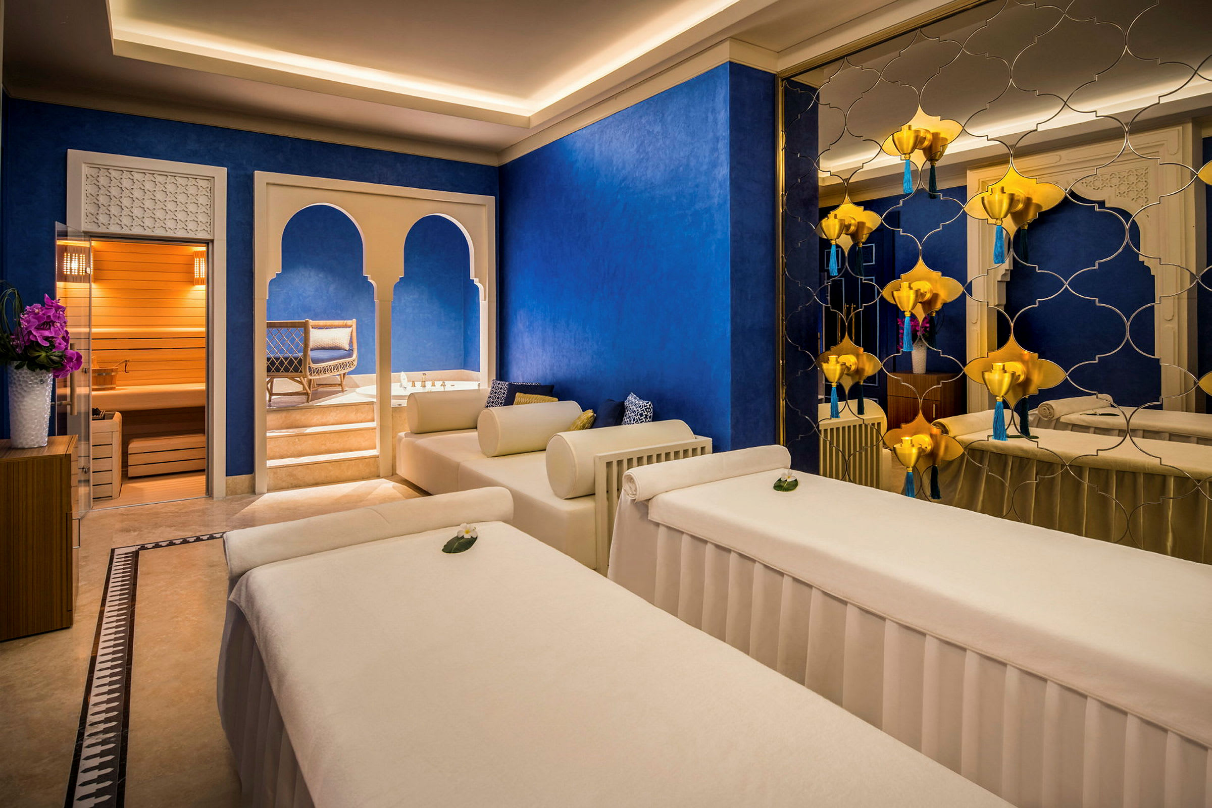 Spa-rum med massageborde, sauna og jacuzzi. (AI-genereret tekst)