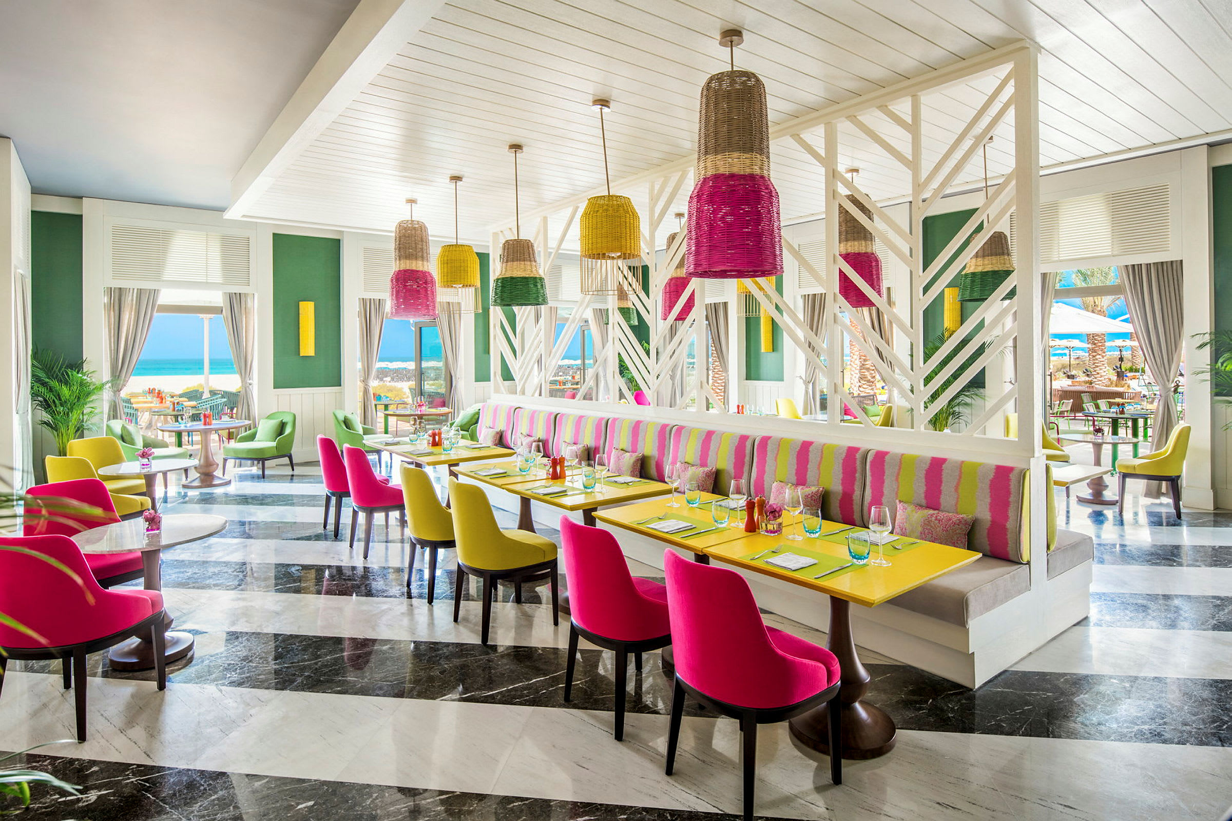 Farverig restaurant med udsigt over havet. (AI-genereret tekst)