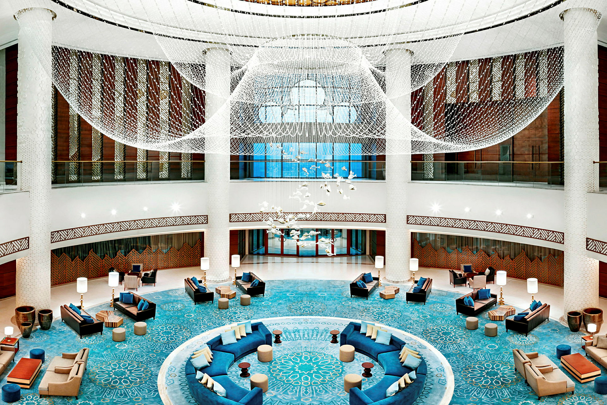 En elegant hotellobby med moderne møbler og en stor dekorativ lysekrone. (AI-genereret tekst)