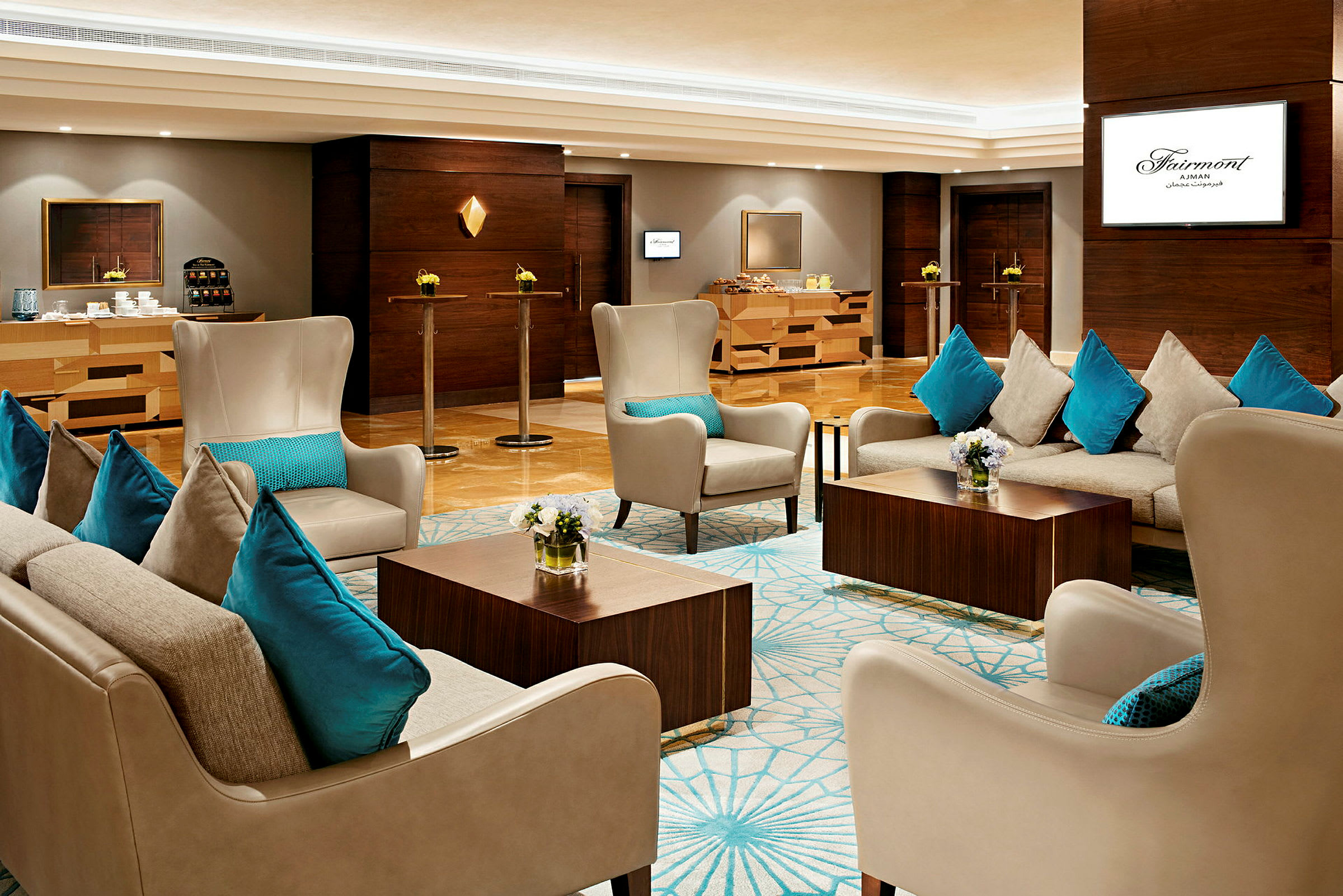 Hotellobby med komfortable siddepladser i lænestole og sofaer, kaffe- og tebord i baggrunden. (AI-genereret tekst)