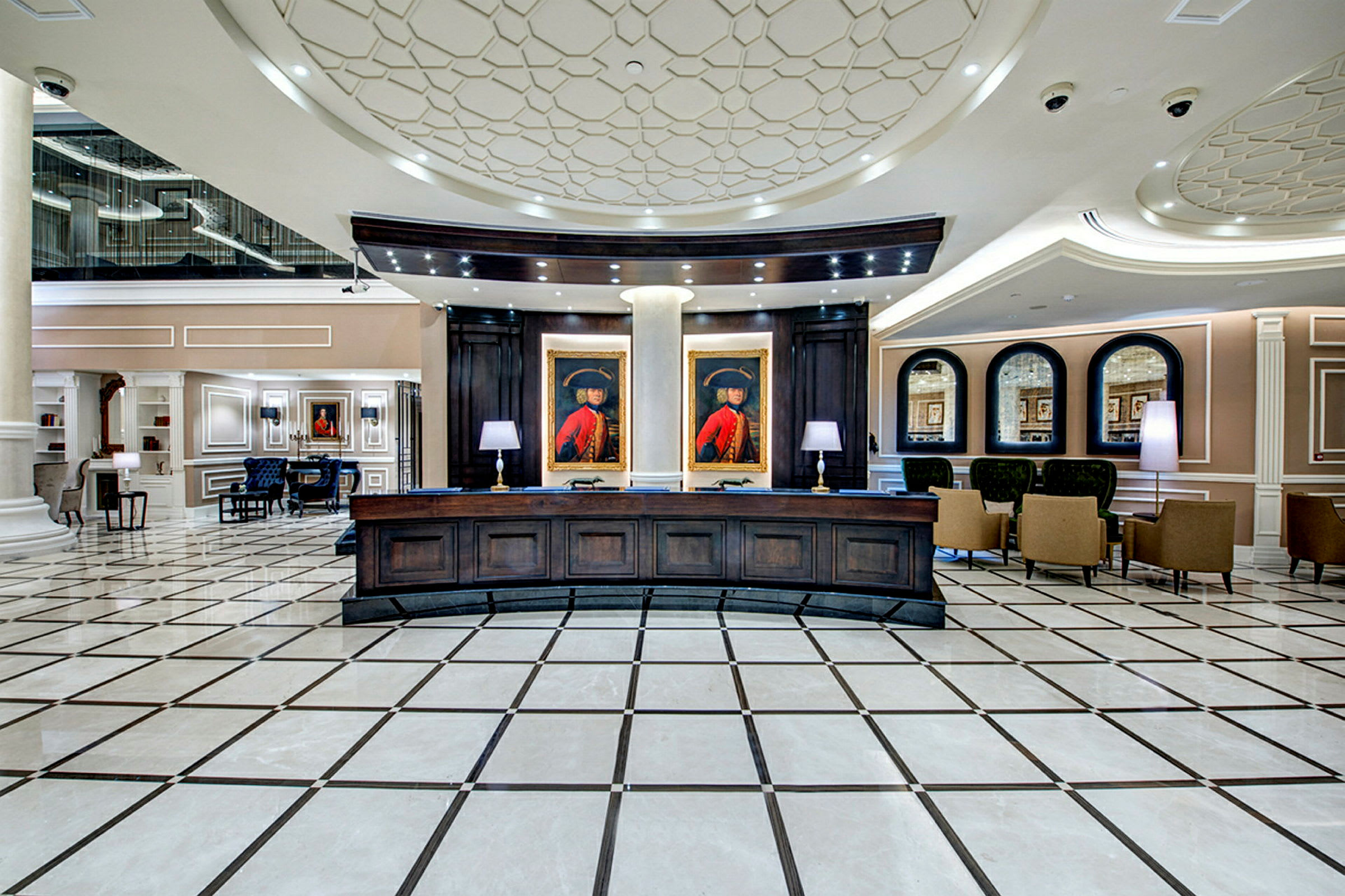 Elegant hotellobby med reception og portrætmalerier på væggen. (AI-genereret tekst)