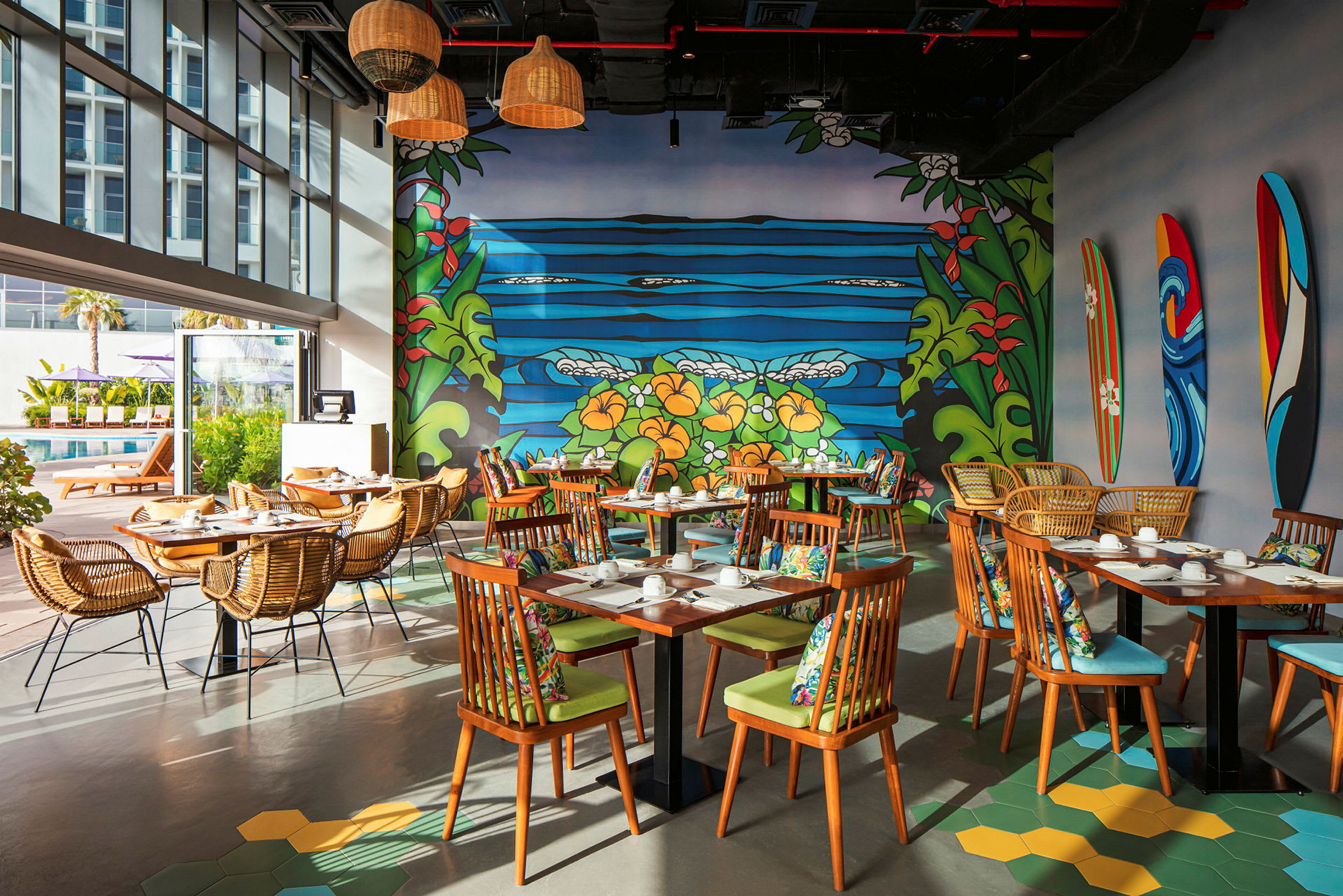 Restaurant med farverigt interiør, vægmaleri af natur og træborde med stole. (AI-genereret tekst)
