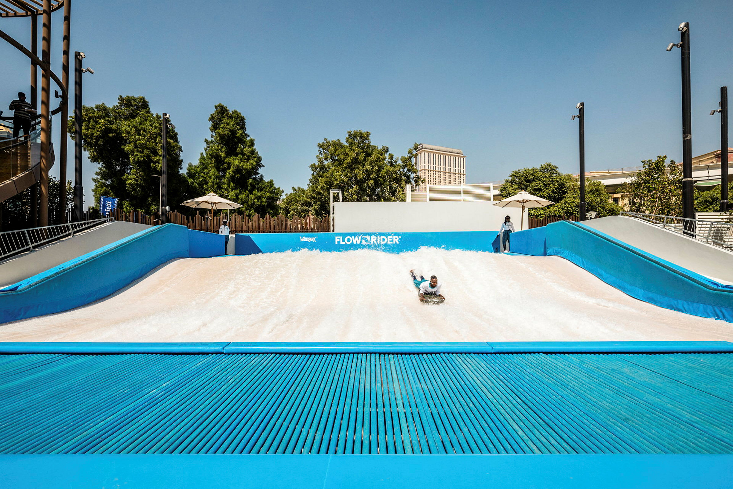 En person kører på vand på en FlowRider-område. (AI-genereret tekst)
