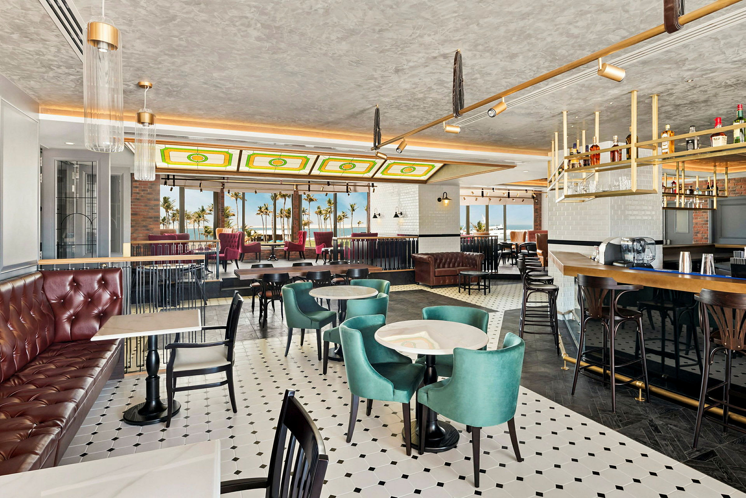 En elegant restaurant med siddeområder, et marmorgulv og en bar i baggrunden. (AI-genereret tekst)