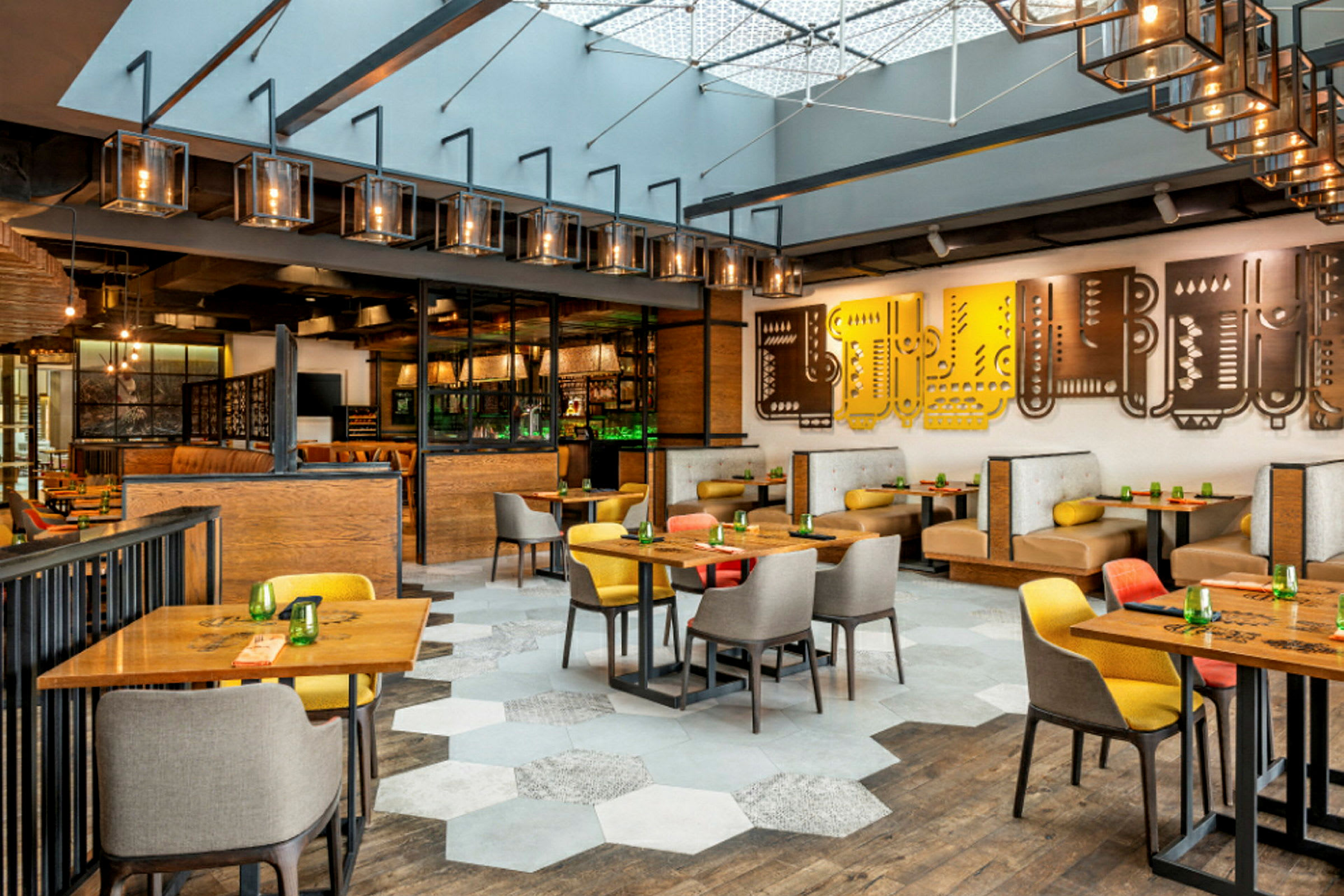 Interiør af en restaurant med farverige stole og moderne dekoration. (AI-genereret tekst)
