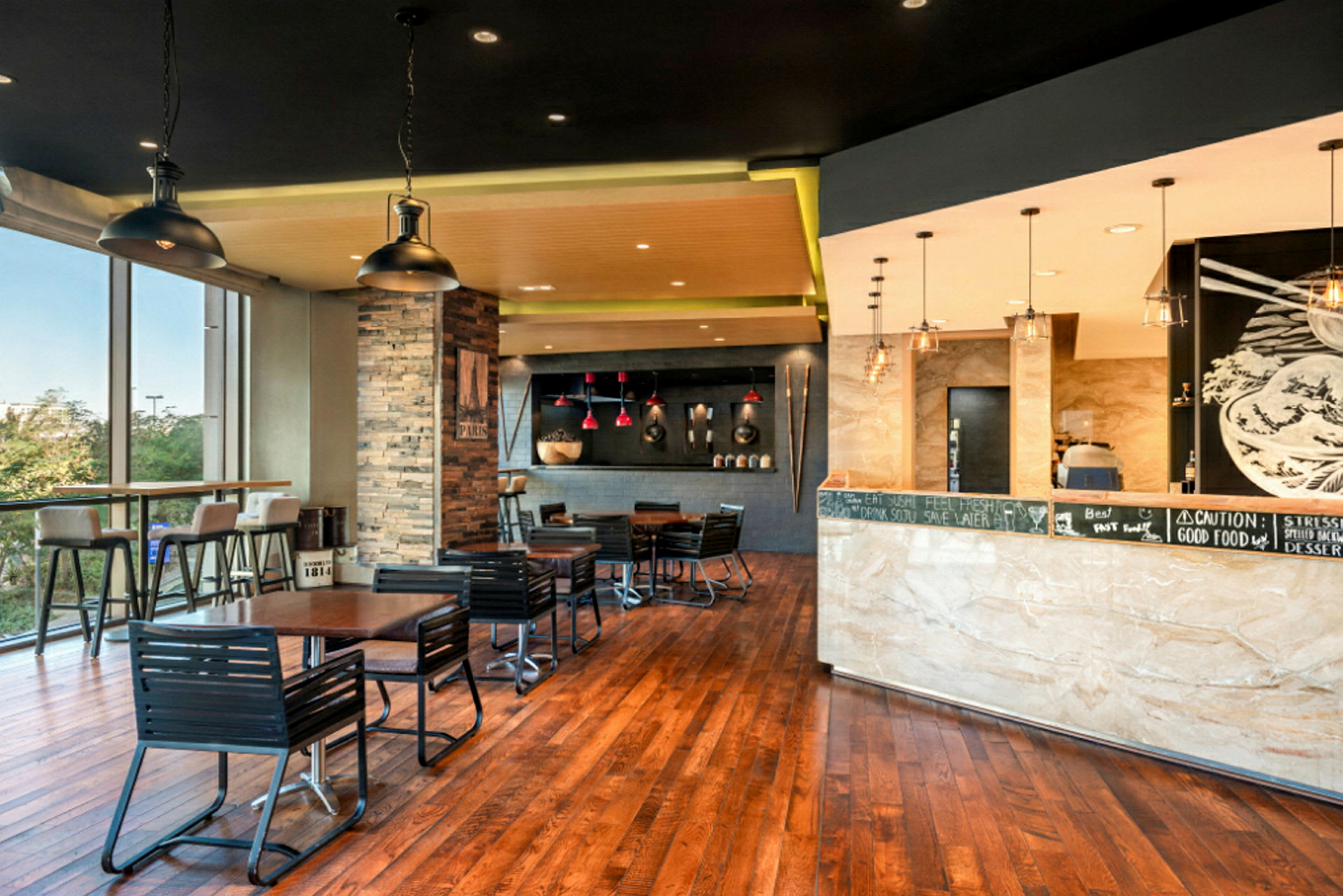 Moderne restaurantmøbler med bordplader af træ og sorte metalstole. (AI-genereret tekst)