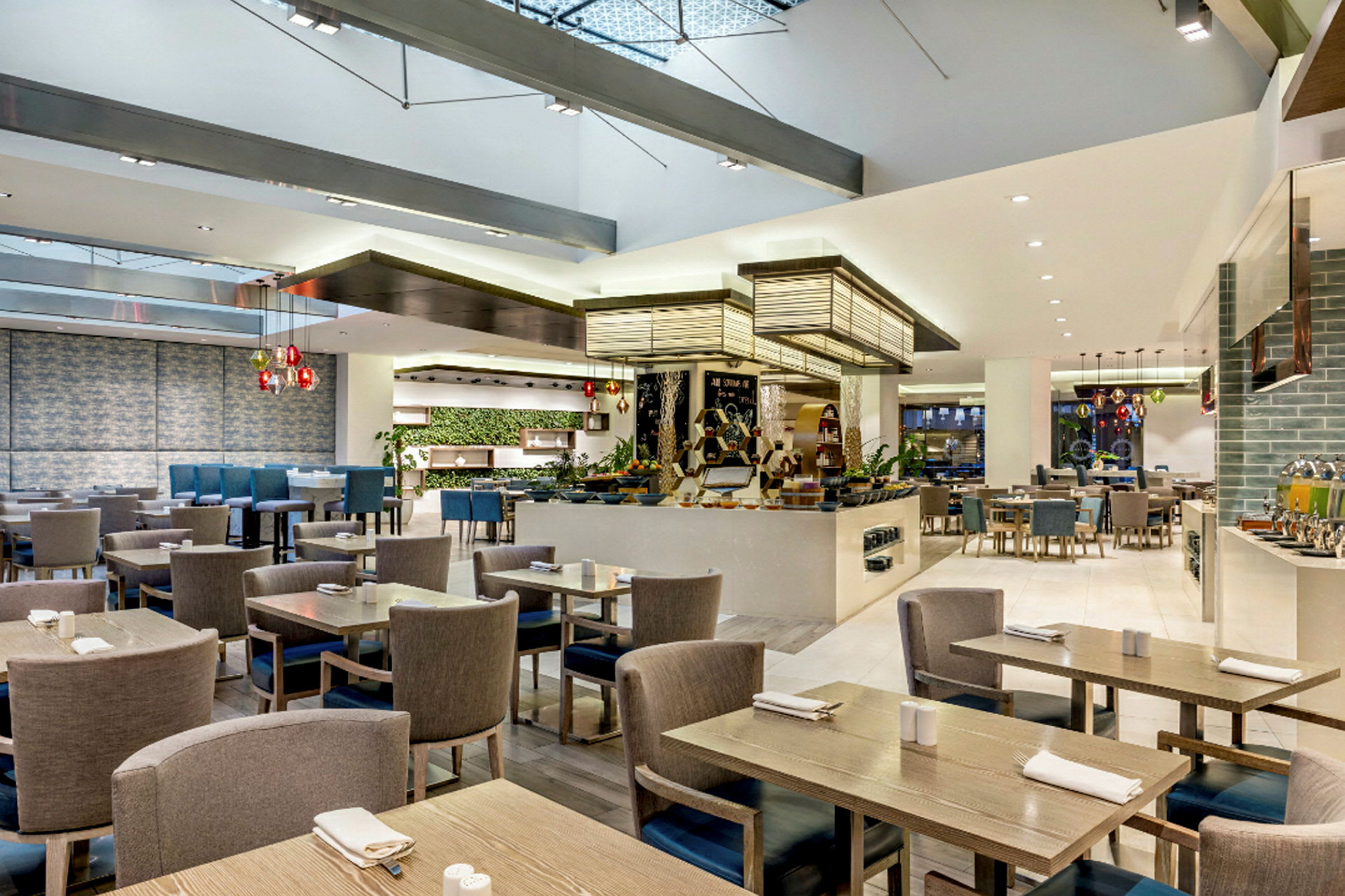 Restaurant med moderne indretning, borde og stole samt serveringsområde. (AI-genereret tekst)