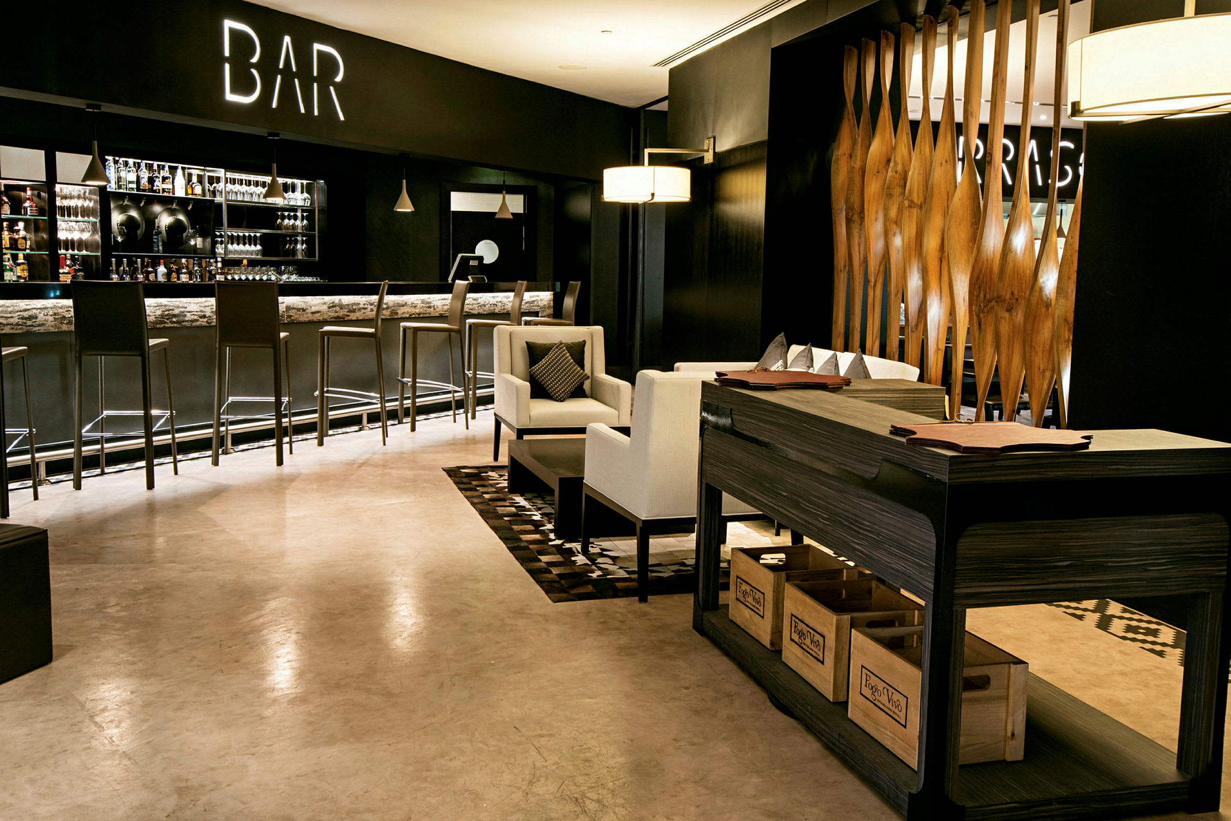 En lounge med barområde og siddepladser, moderne indretning og træmateriale. (AI-genereret tekst)