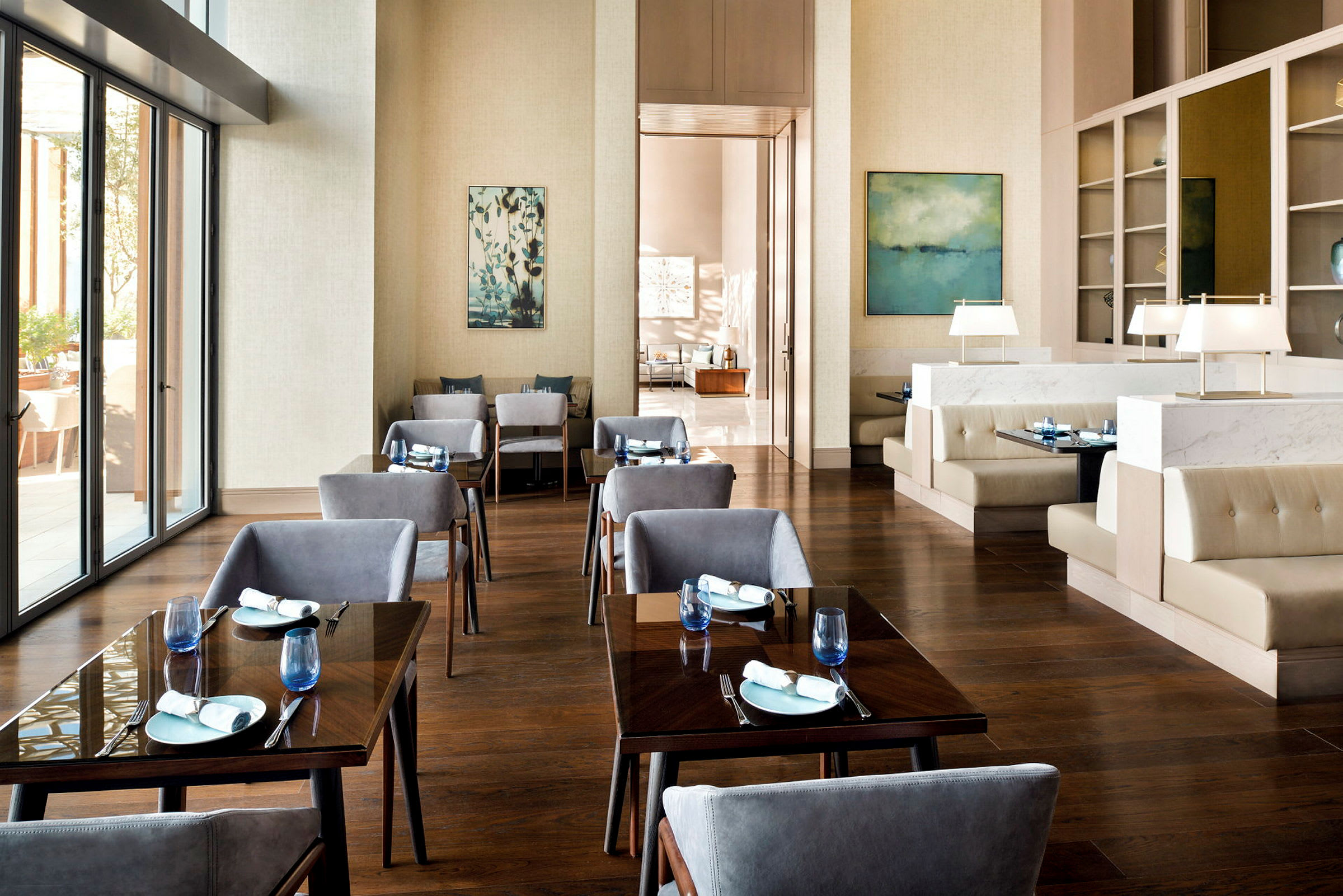 En elegant restaurant med moderne møbler og dækkede borde. (AI-genereret tekst)