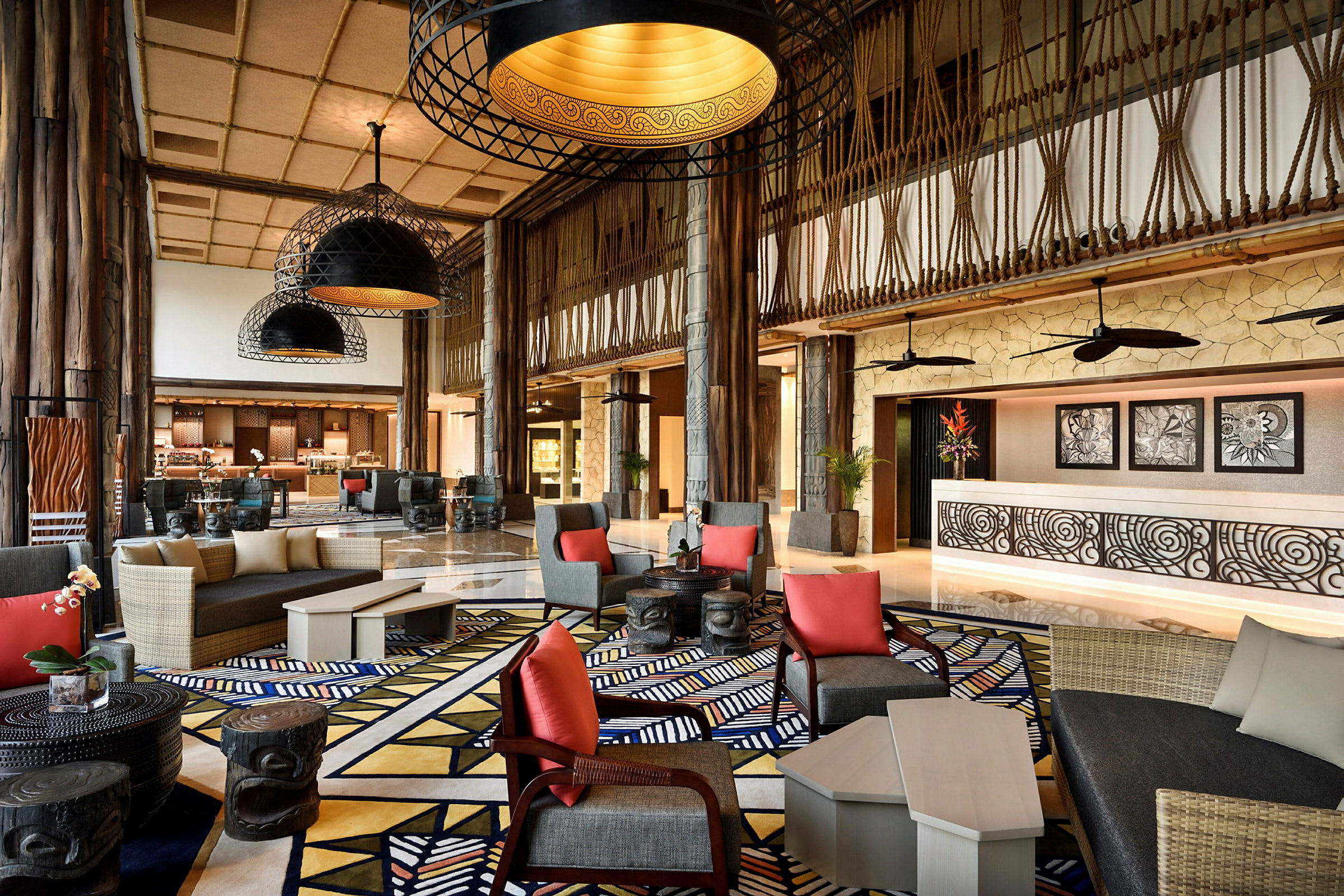 Billede af et velindrettet hotellobbyområde med moderne møbler, farverige detaljer og en receptionsdisk. (AI-genereret tekst)