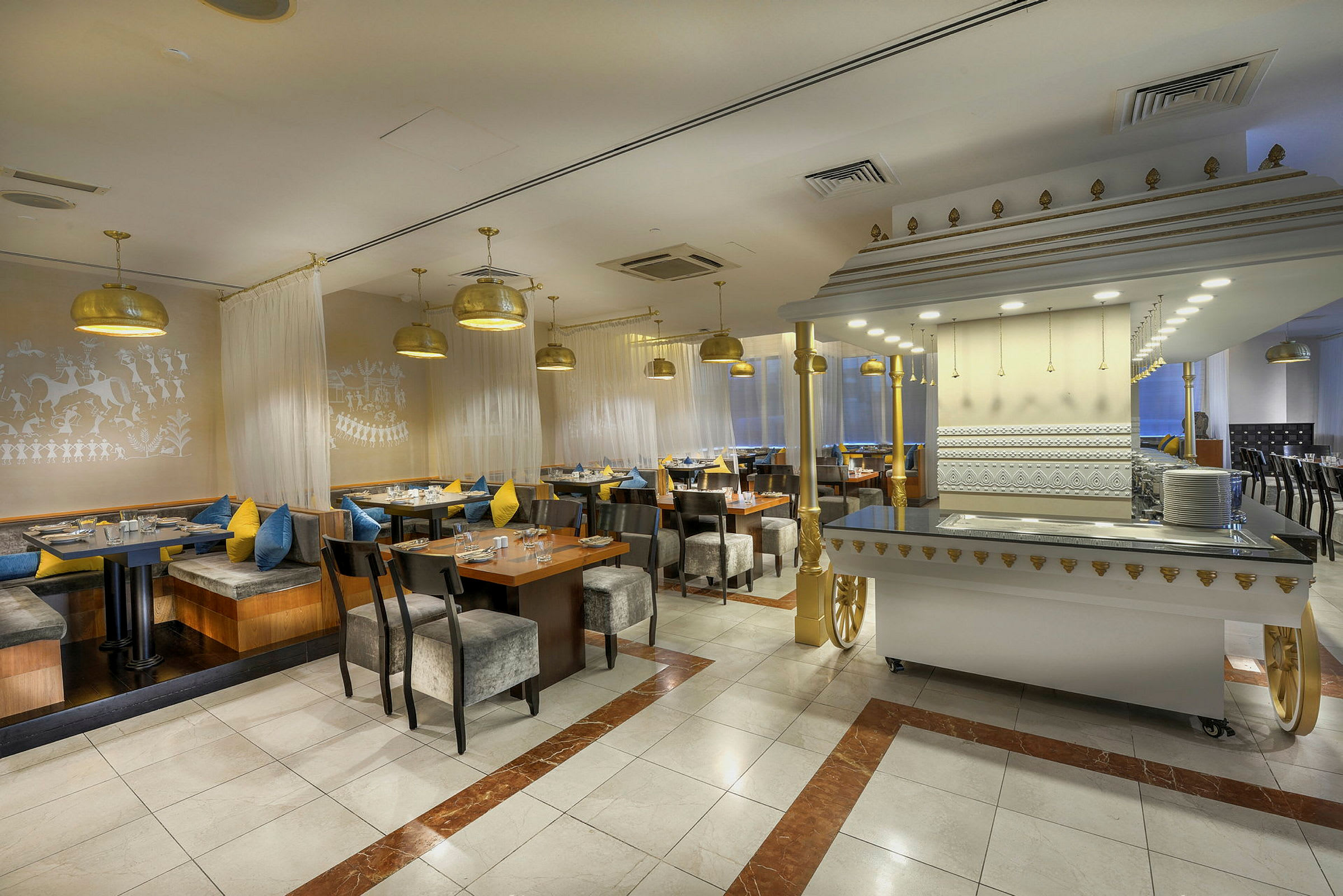 Interiør af en elegant restaurant med moderne møbler og gyldne detaljer. (AI-genereret tekst)