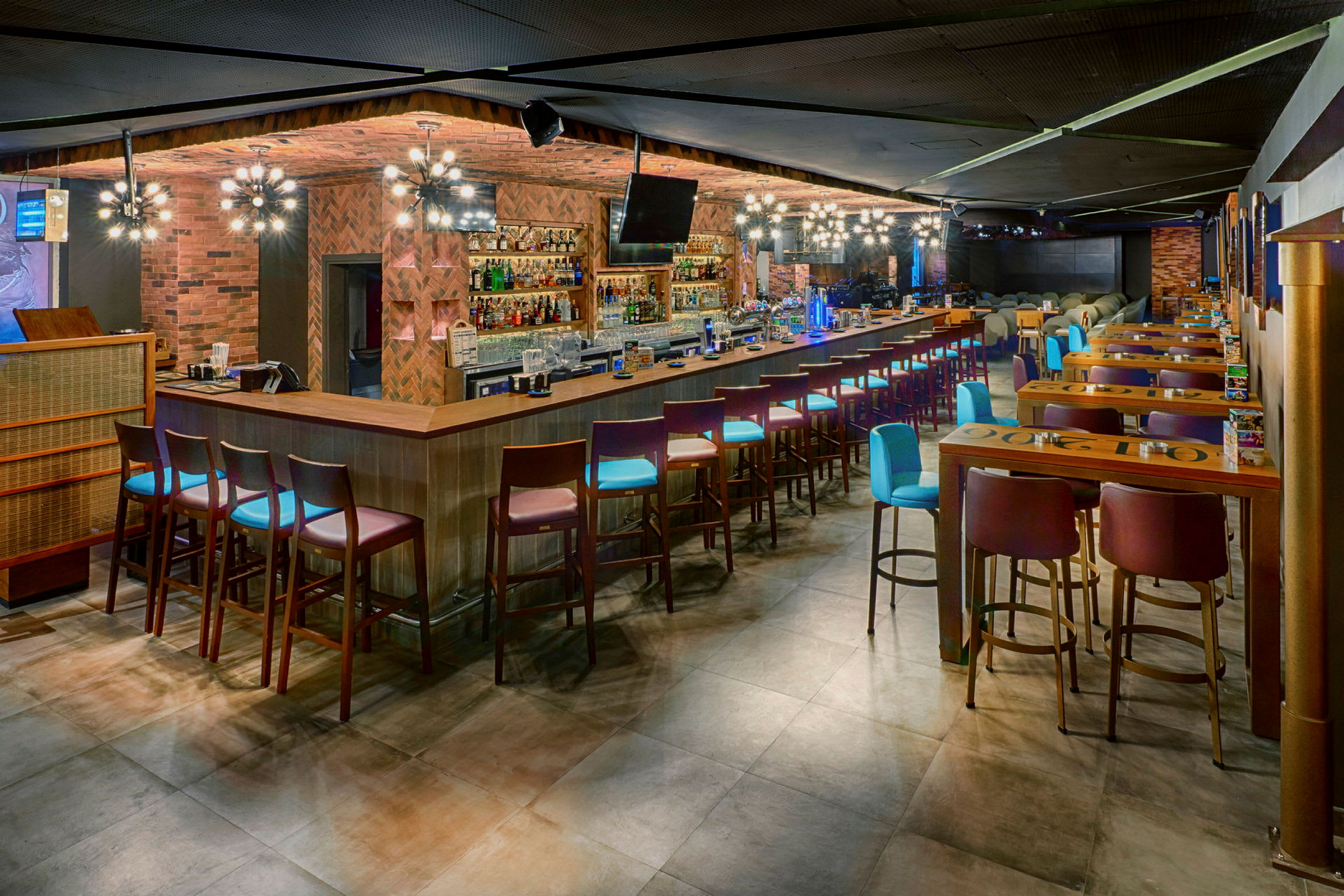 En restaurantbar med træborde og barstole. (AI-genereret tekst)