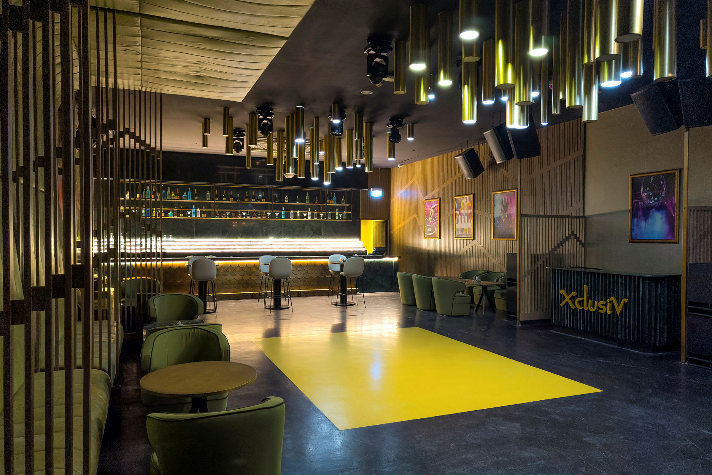 Interiør af en bar med moderne design, siddepladser og en oplyst bardisk. (AI-genereret tekst)