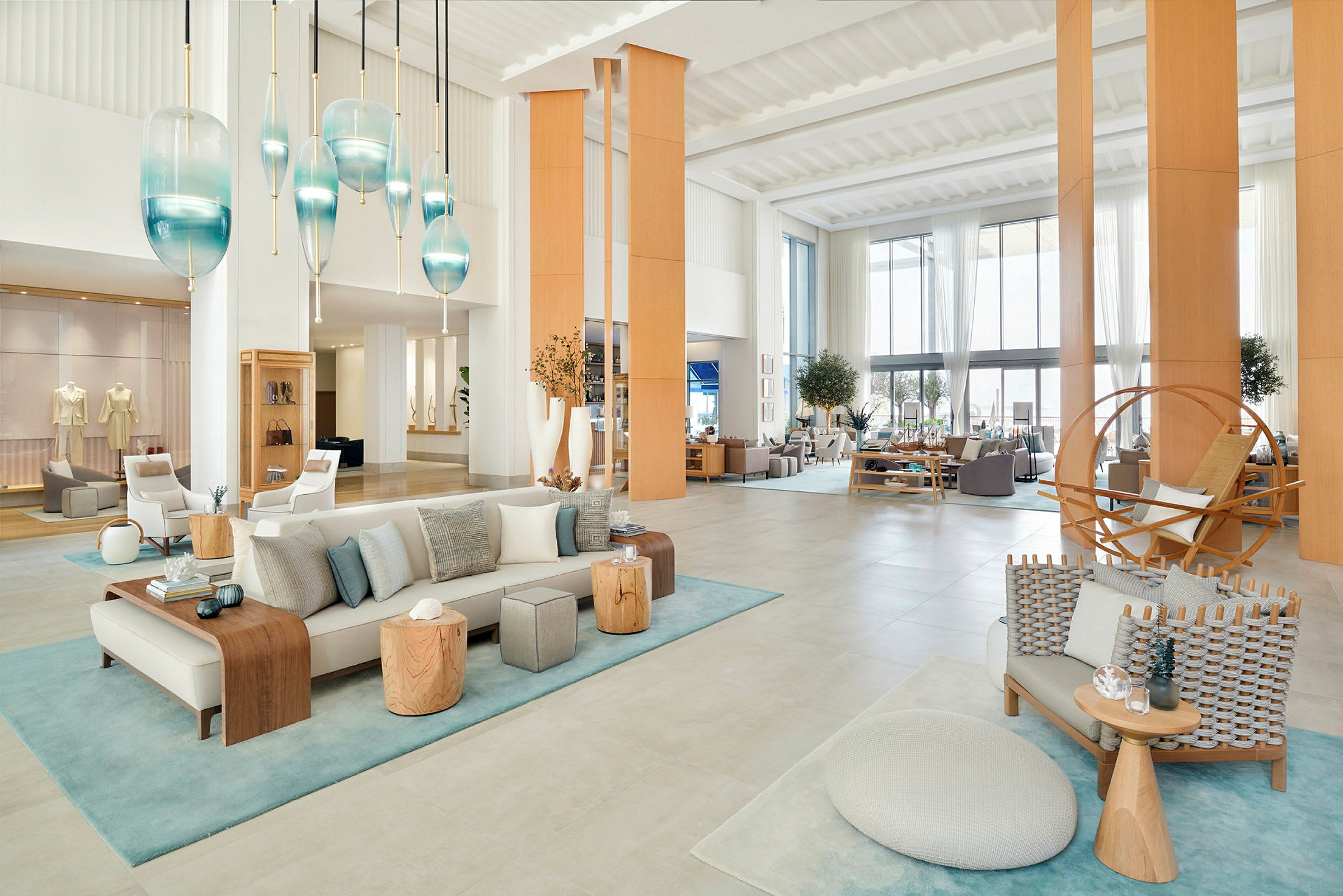 Lys og åben hotellobby med elegant indretning og moderne møbler. (AI-genereret tekst)