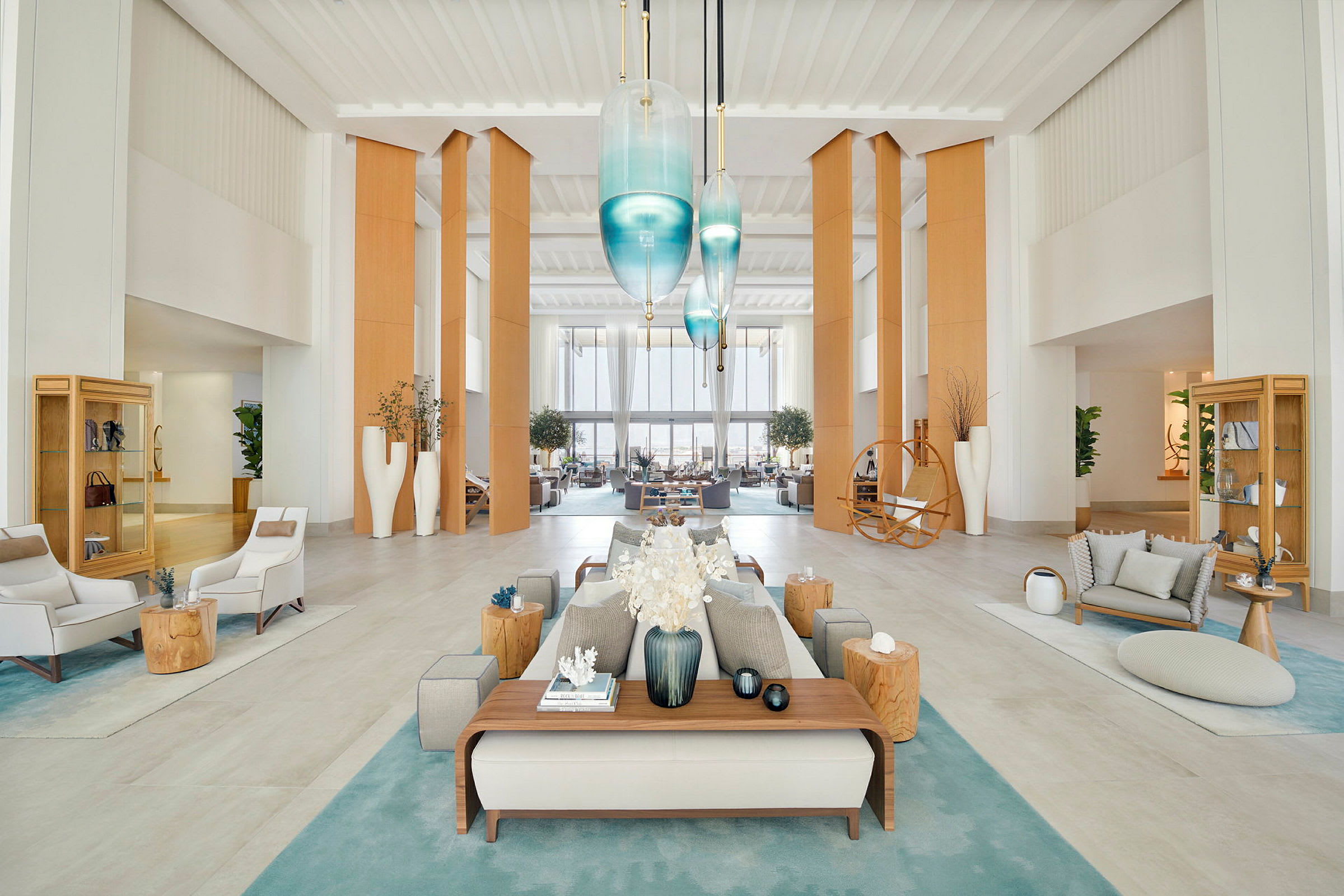 En moderne indrettet hotellobby med hvide vægge, trædetaljer og elegante møbler såsom sofaer og stole på bløde tæpper. (AI-genereret tekst)