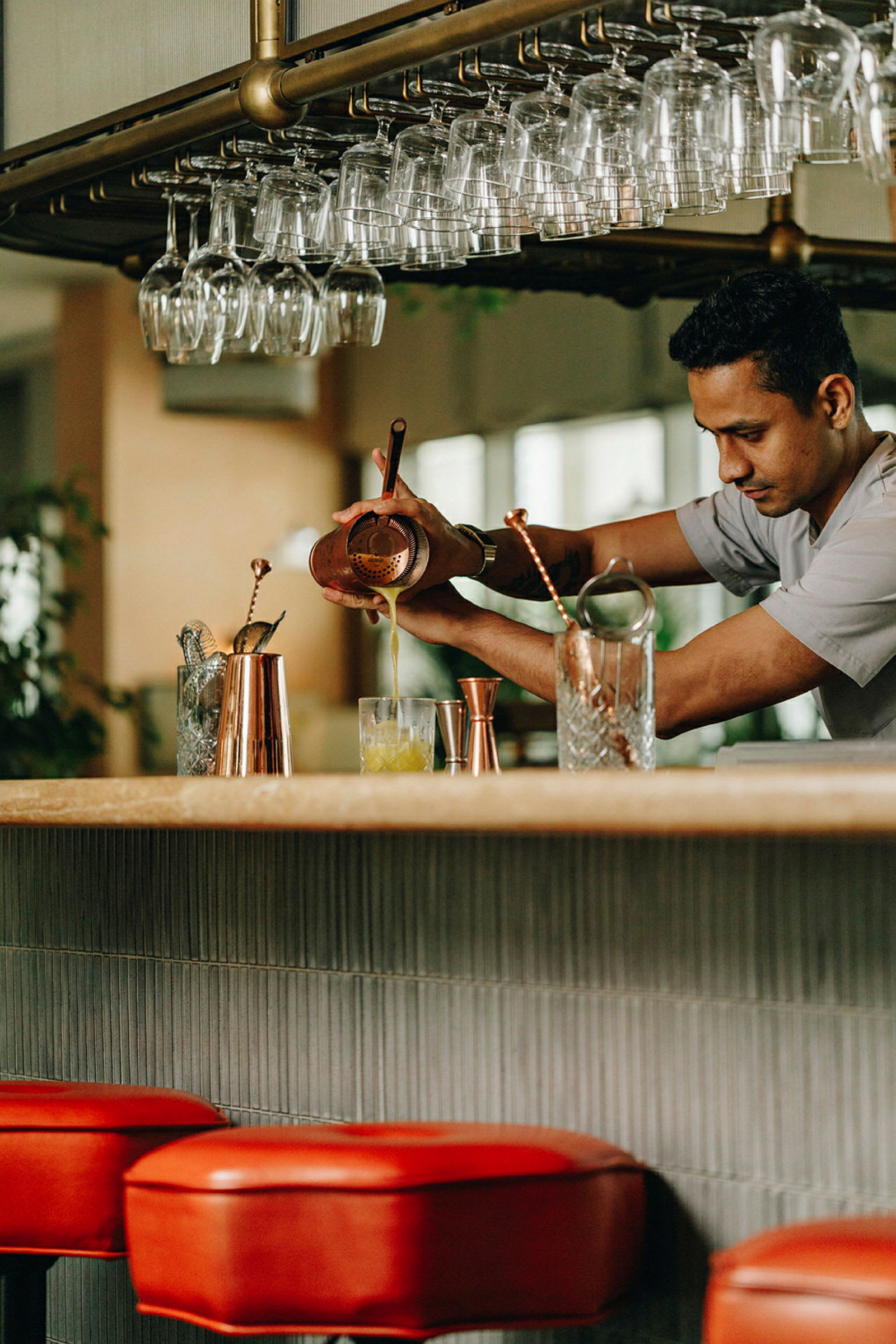 En bartender forbereder en drink på en bar. (AI-genereret tekst)