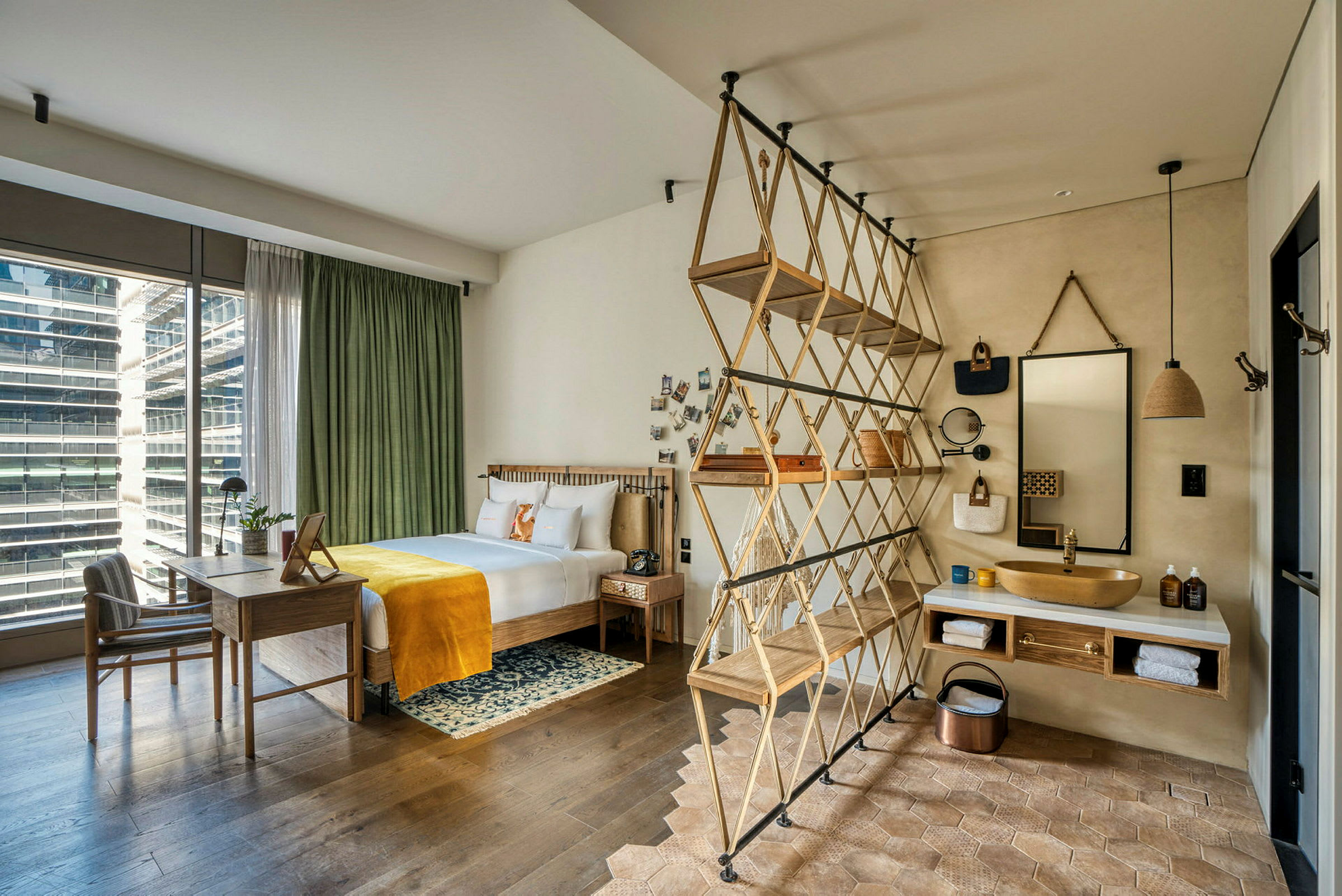 Et moderne hotelværelse med seng, skrivebord og åben badeværelsesdesign. (AI-genereret tekst)