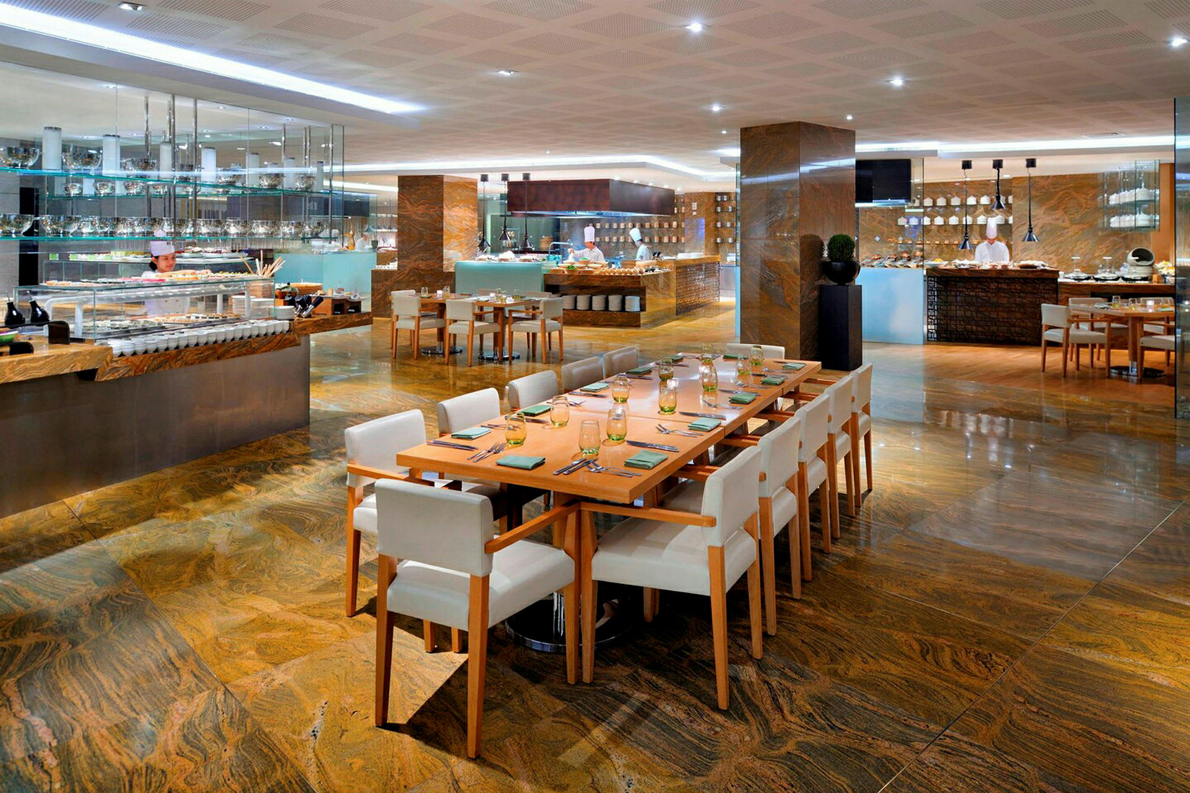 Interiør af en restaurant med opdækkede borde og en buffetdisk i baggrunden. (AI-genereret tekst)