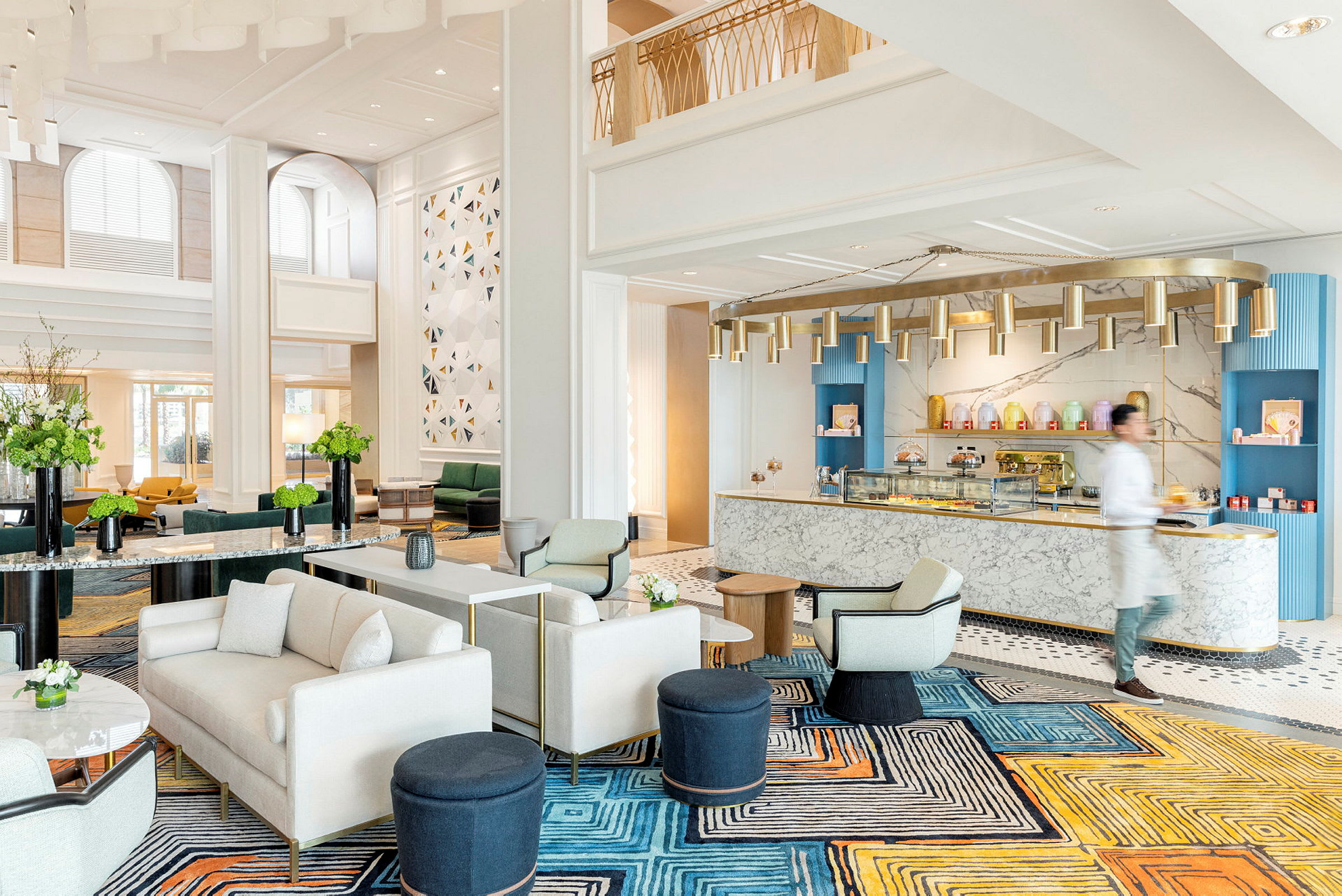 En elegant hotellobby med moderne møbler og en marmordisk. (AI-genereret tekst)