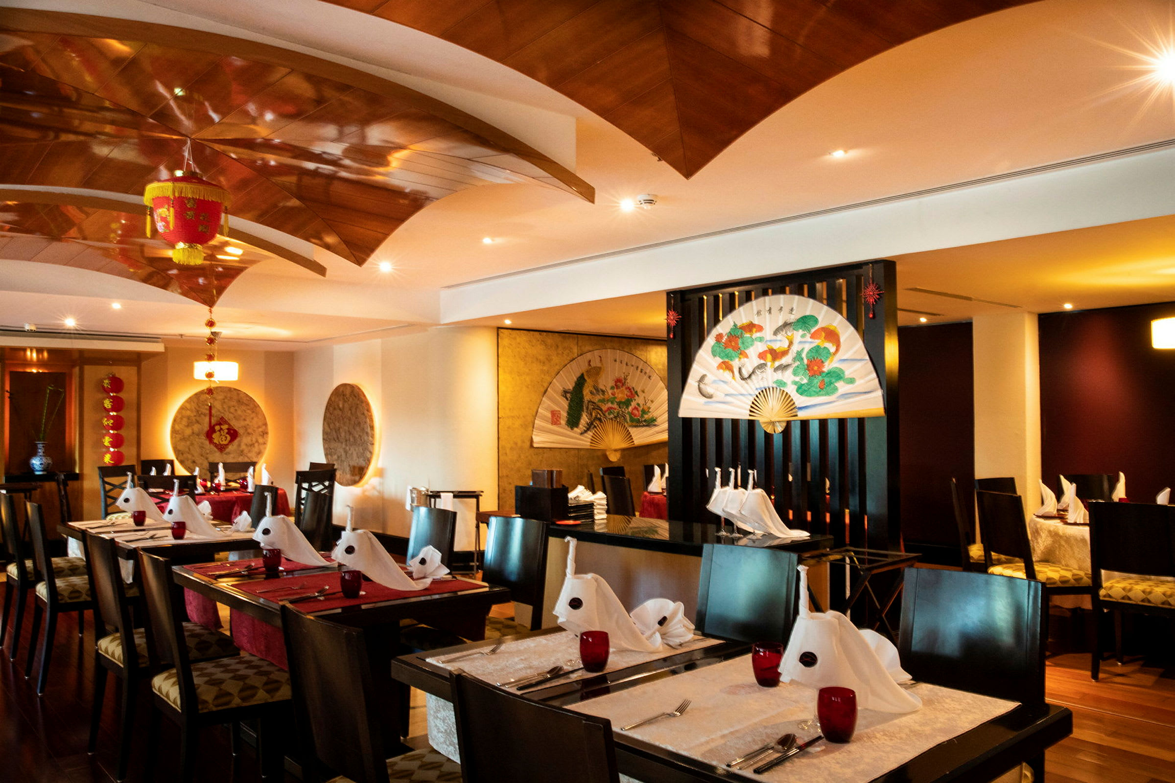 Elegant restaurant med asiatisk-inspireret dekoration og opdækkede borde. (AI-genereret tekst)