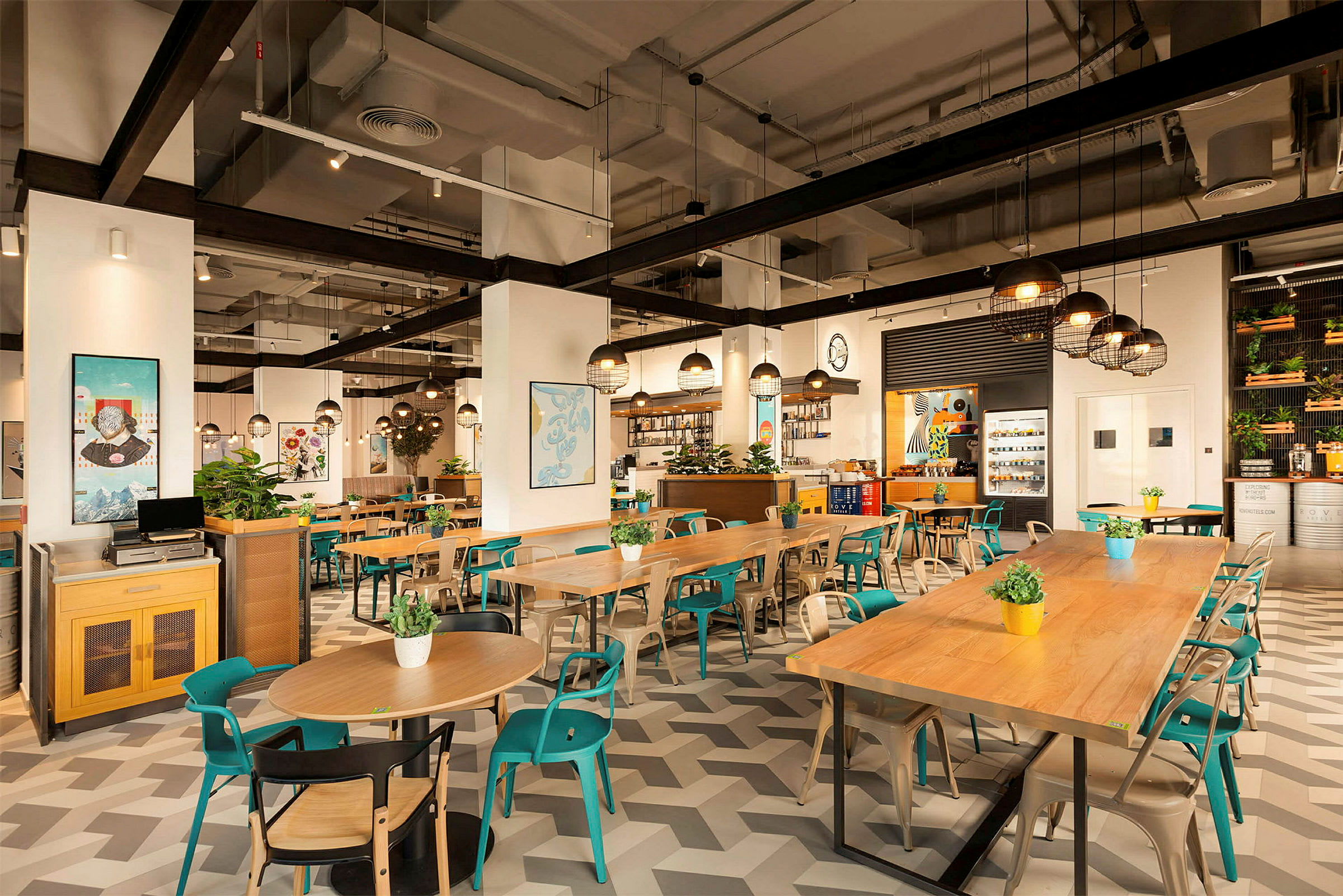 Interiør af en moderne restaurant med træborde, farverige stole og dekorative planter. (AI-genereret tekst)