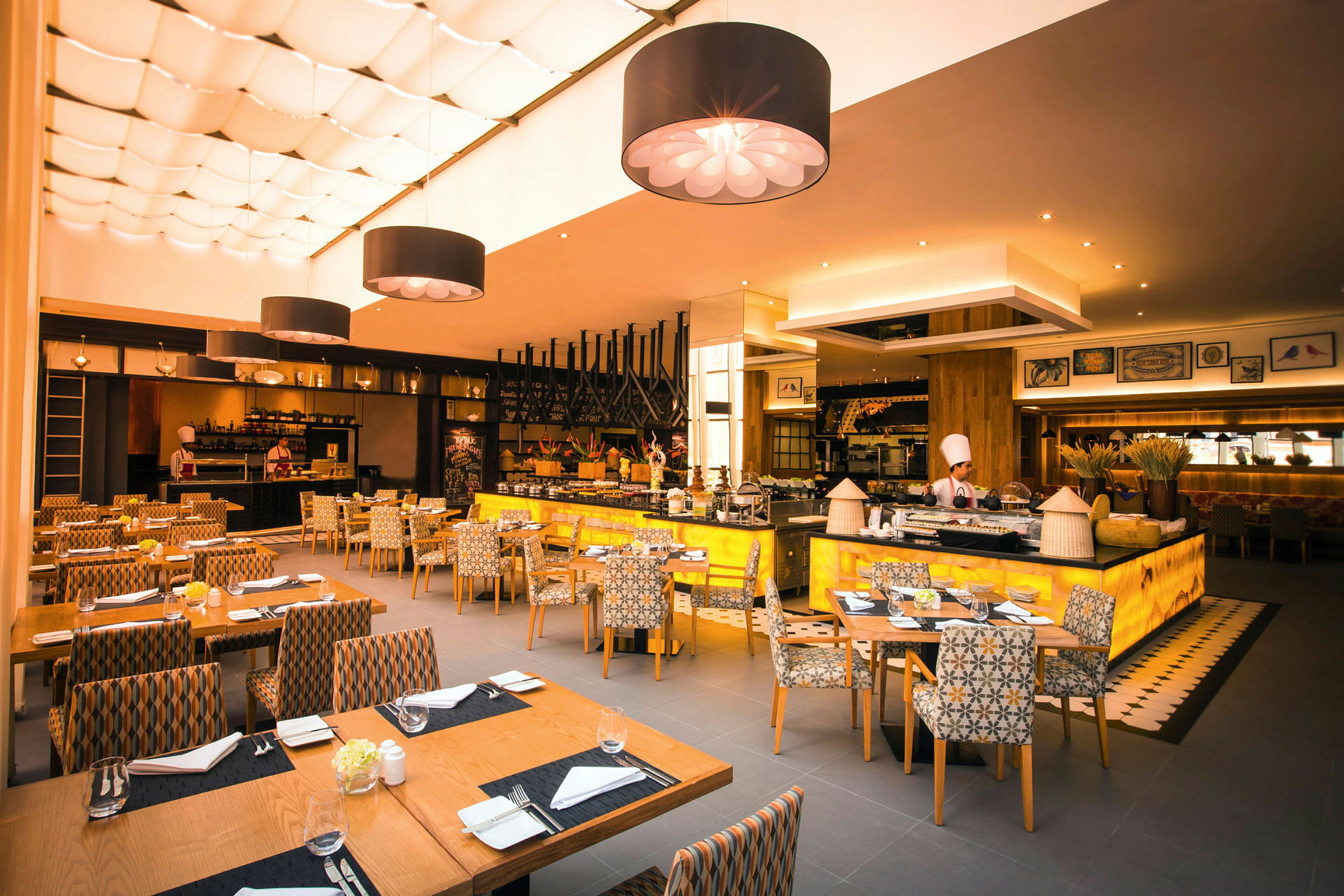 En restaurant med moderne interiør, siddeområder og et åbent køkken. (AI-genereret tekst)
