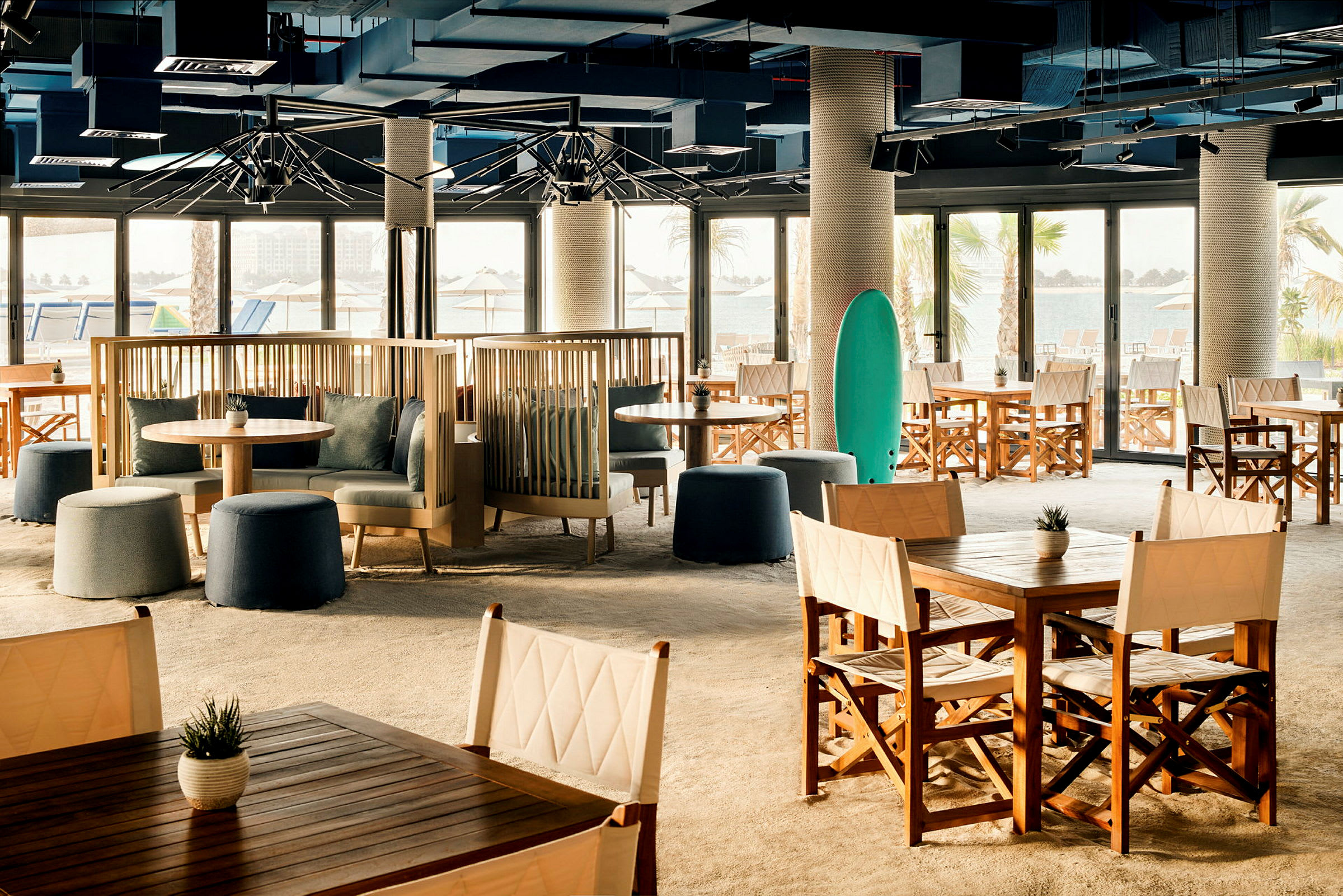 Restaurant med siddepladser og borde ved stranden. (AI-genereret tekst)