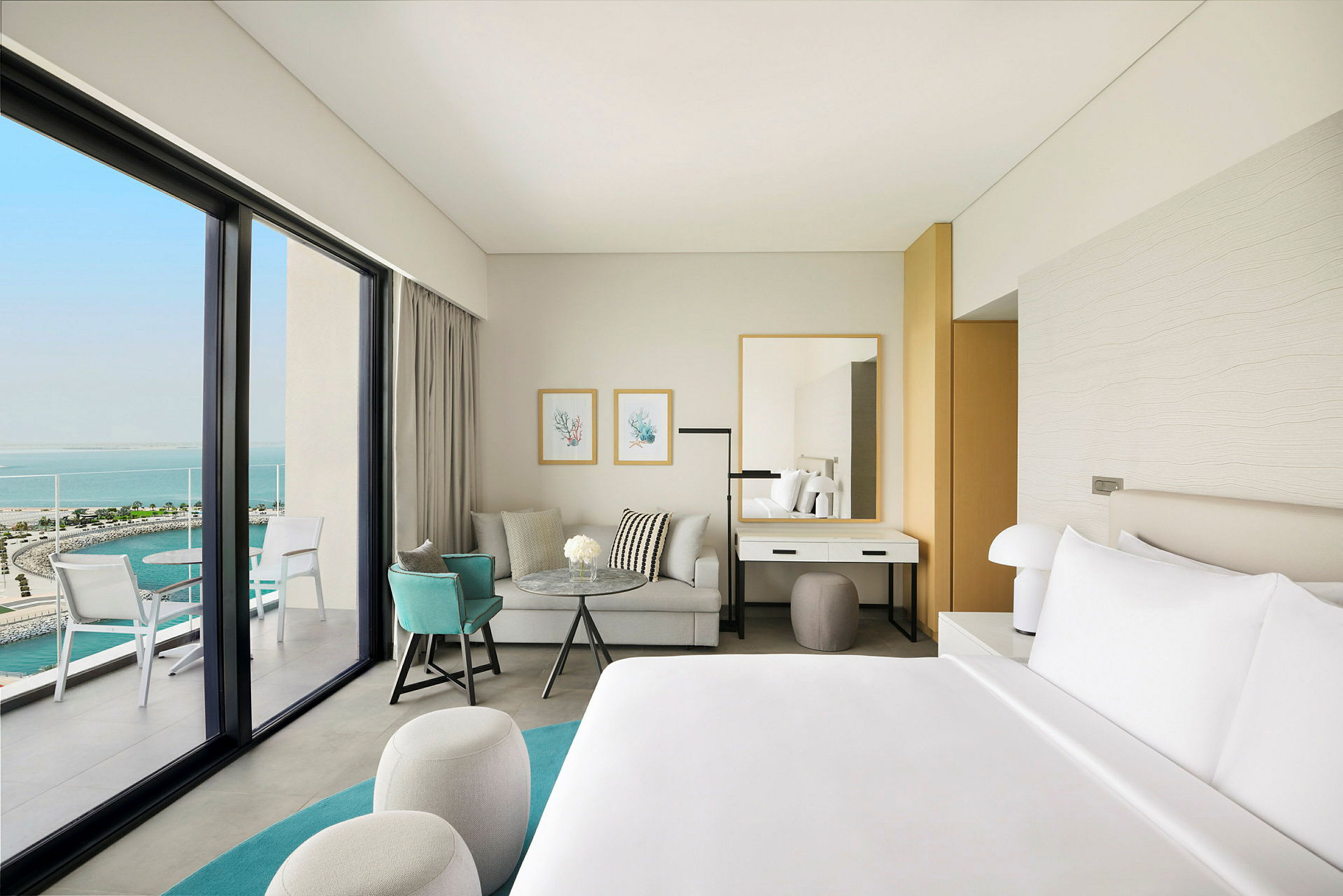 Moderne hotelværelse med havudsigt. (AI-genereret tekst)