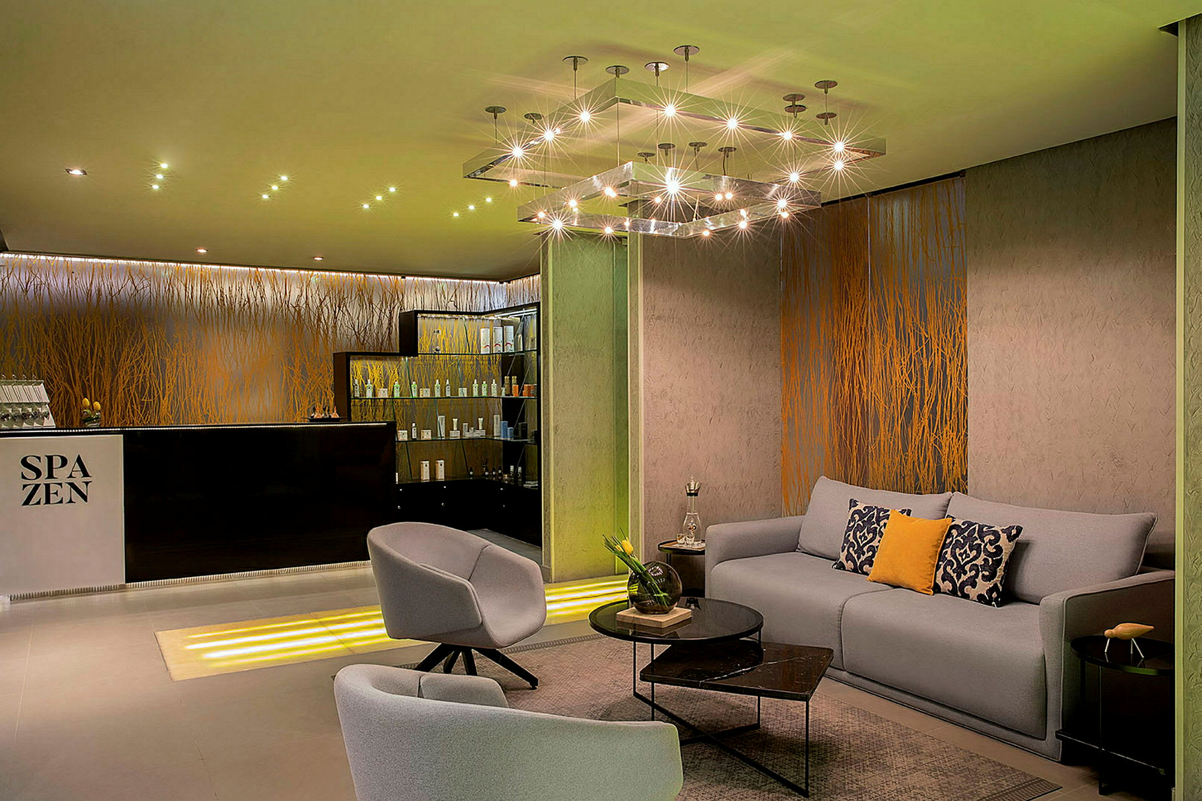 Billede af et moderne spa med en siddegruppe med sofa og stole samt en reception med skiltet 'Spa Zen'. (AI-genereret tekst)