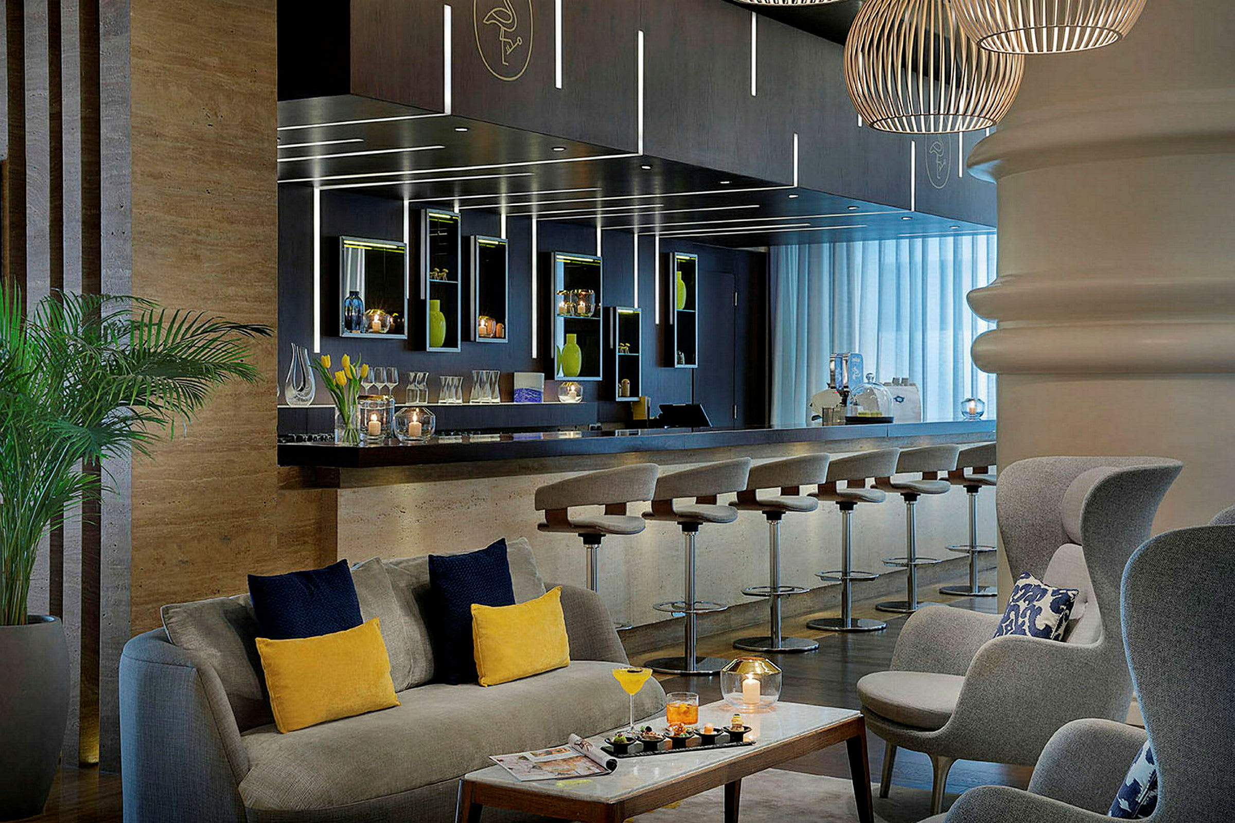 En indbydende hotellounge med en bar, nogle stole ved bardisken og komfortable siddegrupper. (AI-genereret tekst)