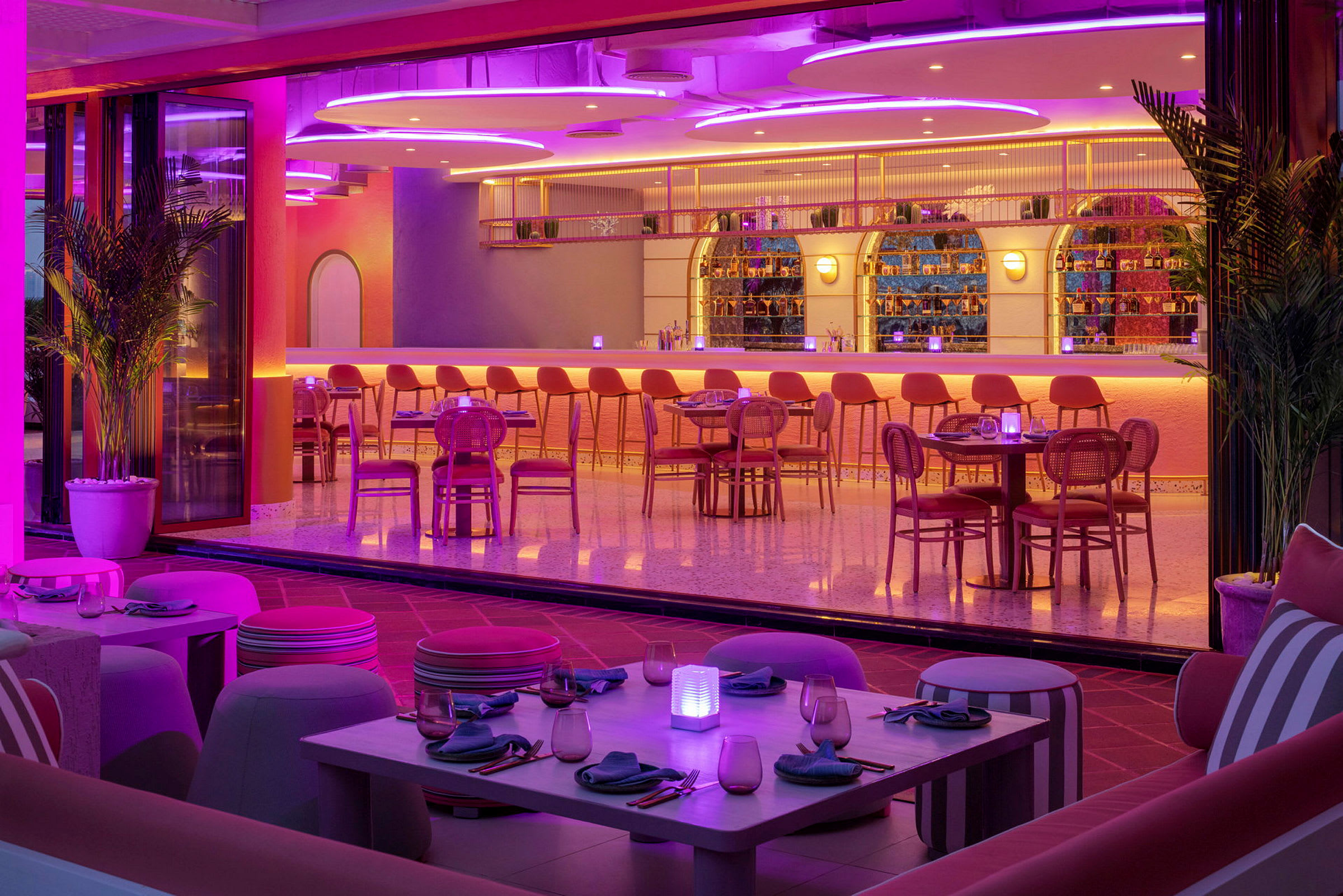 En moderne bar og restaurant med farverig belysning og stilfuld indretning. (AI-genereret tekst)