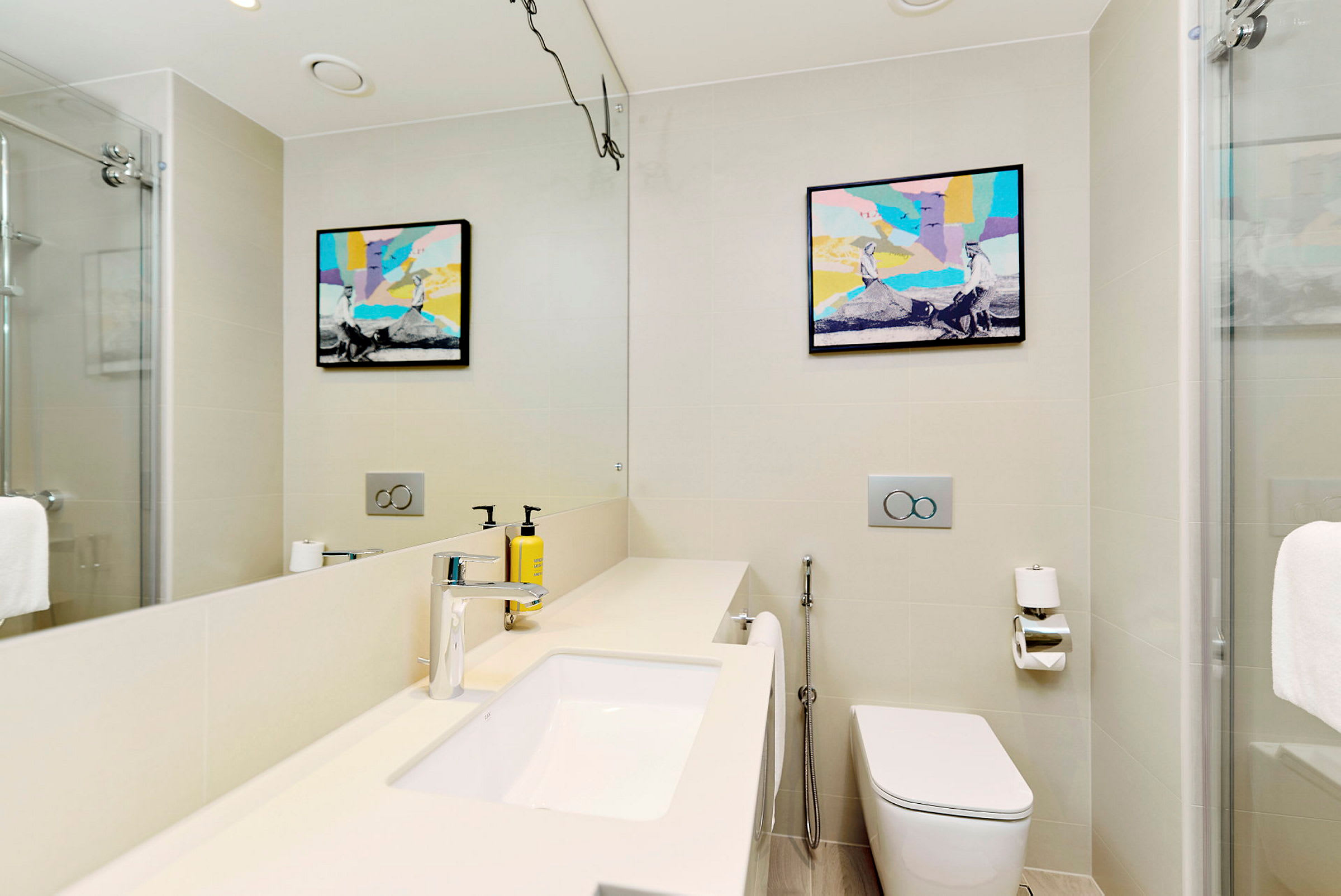 Moderne badeværelse med toilet, håndvask og brusebad. (AI-genereret tekst)
