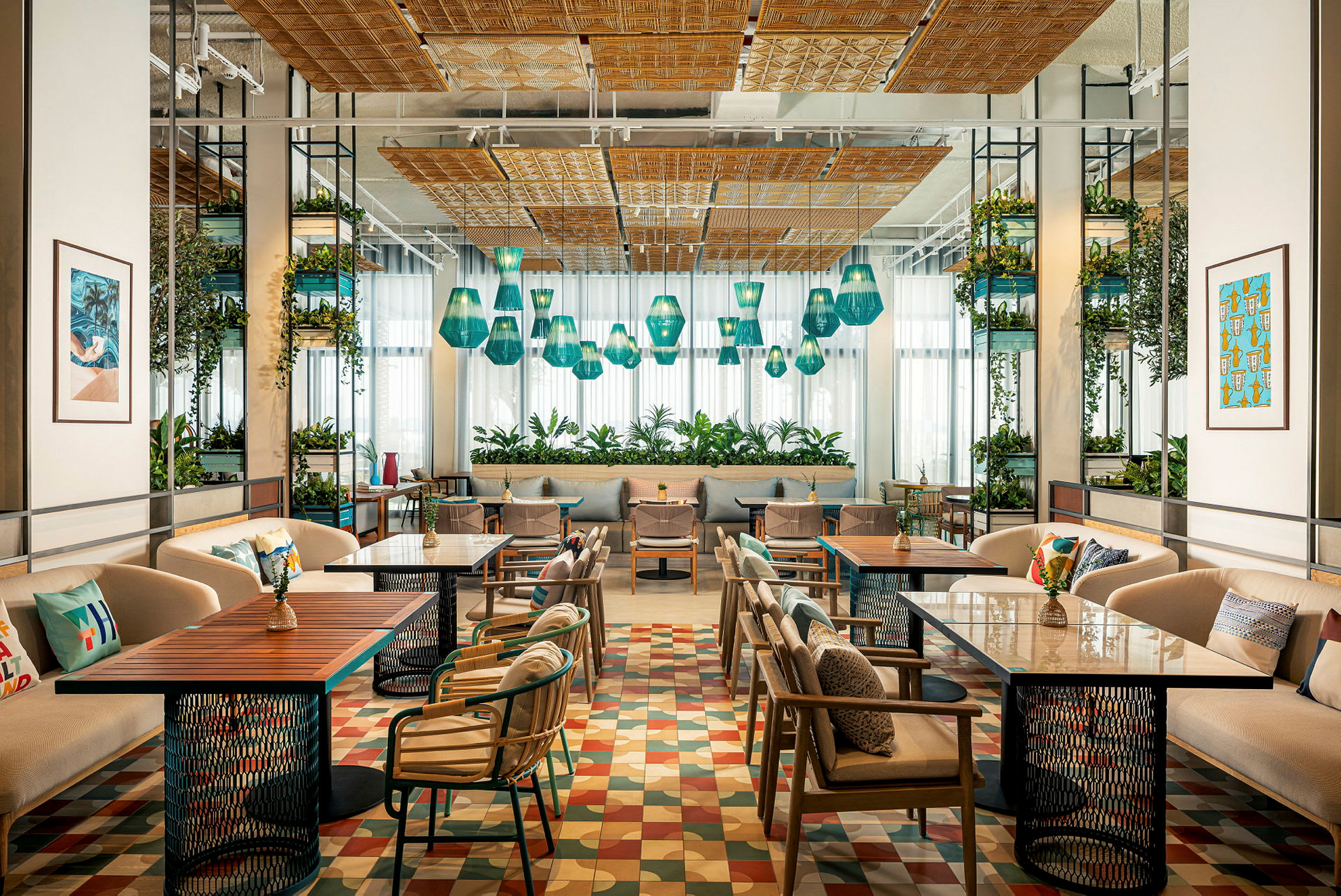 En lys og stilfuld restaurantindretning med borde, stole og grønne planter. (AI-genereret tekst)