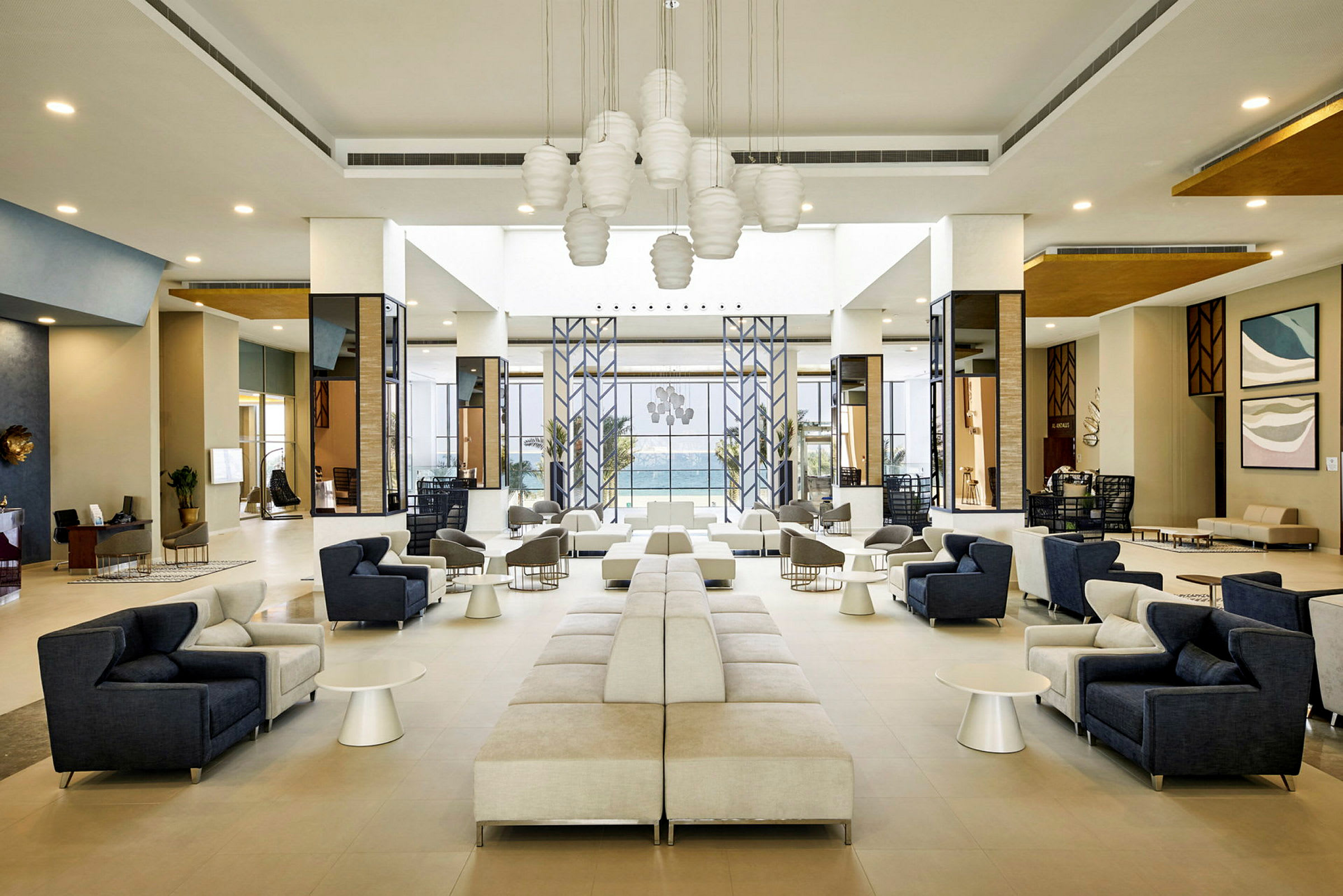 En moderne og rummelig hotellobby med siddeområder og lyse møbler. (AI-genereret tekst)