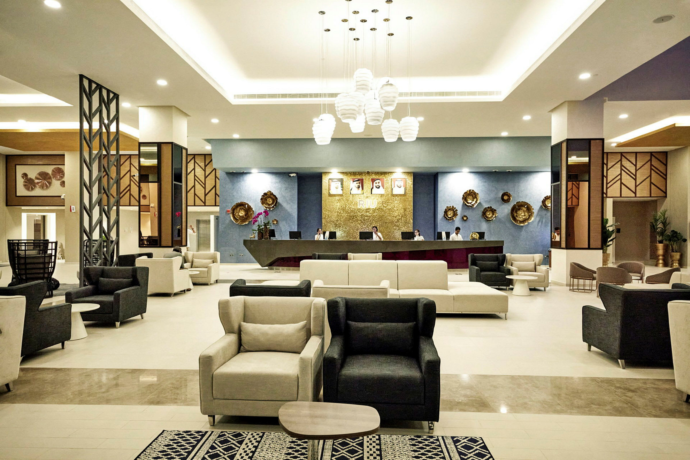 En hotellreception med siddeområder og moderne indretning. (AI-genereret tekst)