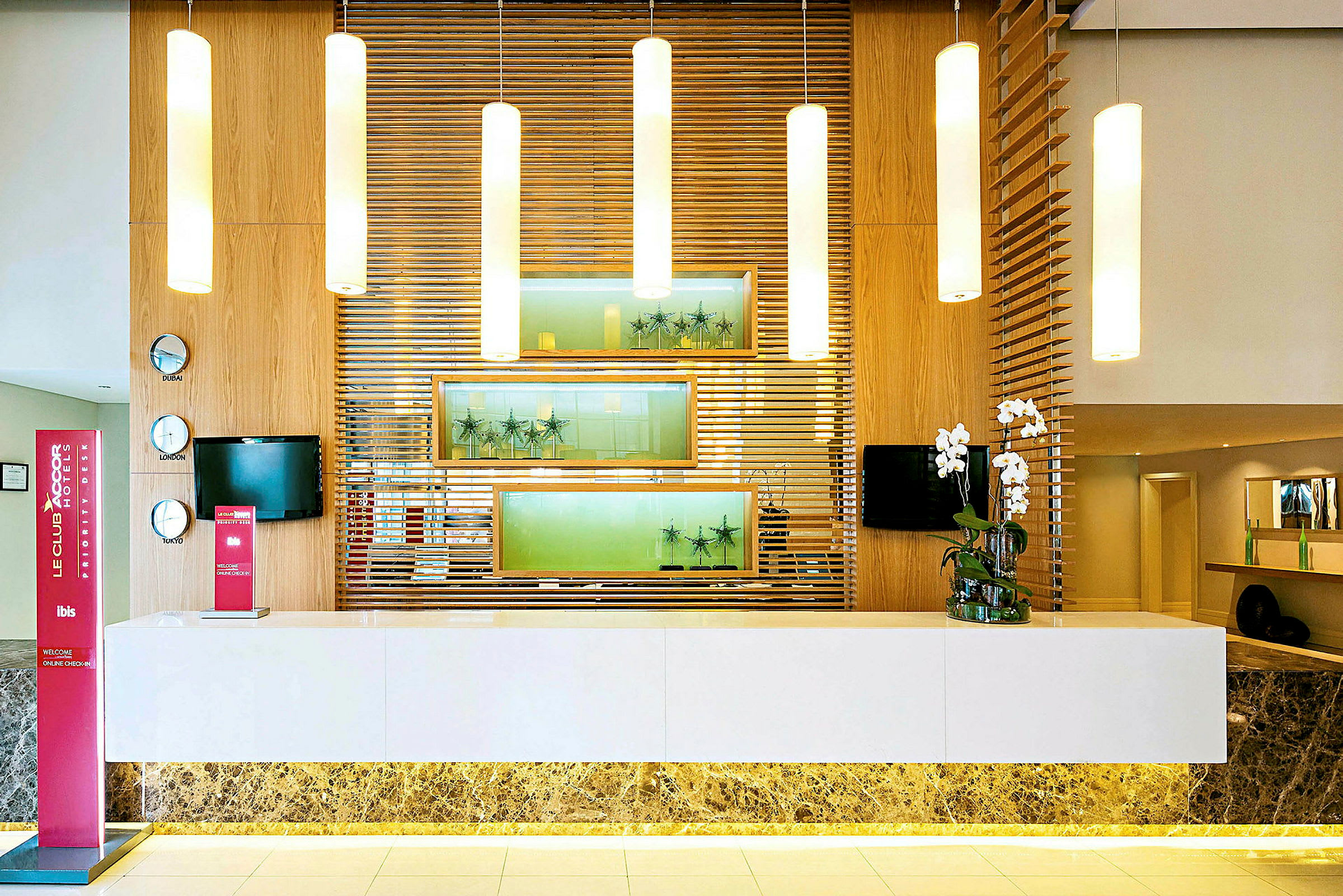 Reception i et hotel med moderne indretning. (AI-genereret tekst)
