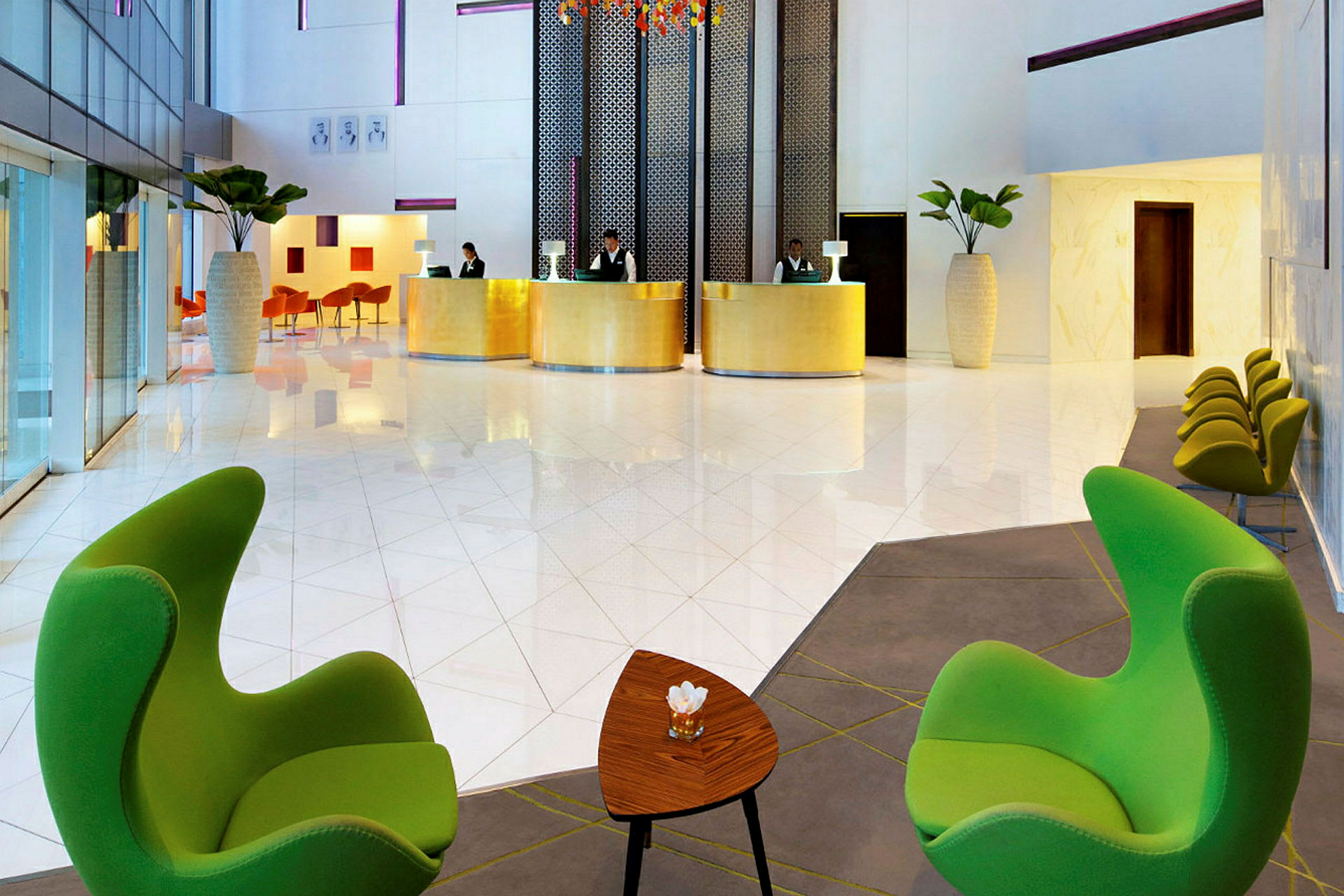 Moderne hotellobby med siddeområde og reception. (AI-genereret tekst)