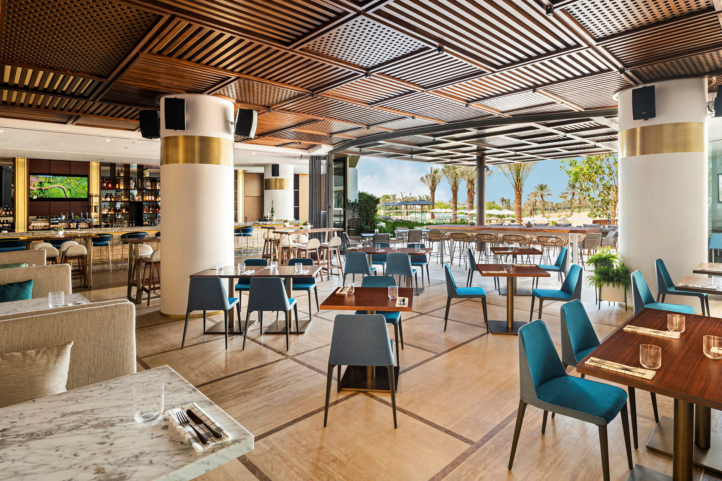 En moderne restaurant med trædetaljer og udsigt til udendørsområdet. (AI-genereret tekst)