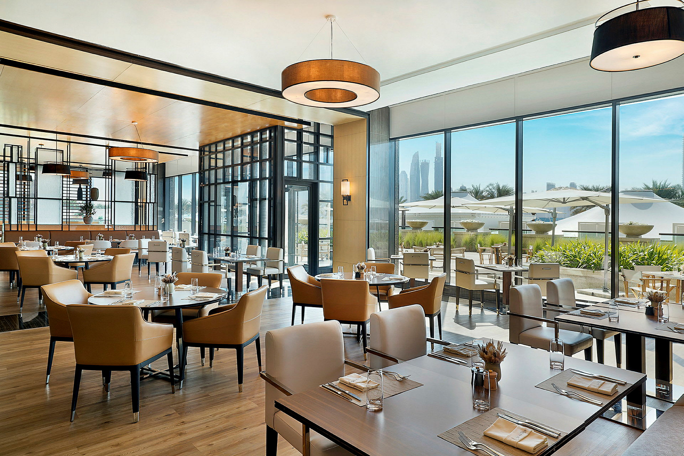 Moderne restaurant med store vinduer og udsigt til udendørsområdet. (AI-genereret tekst)