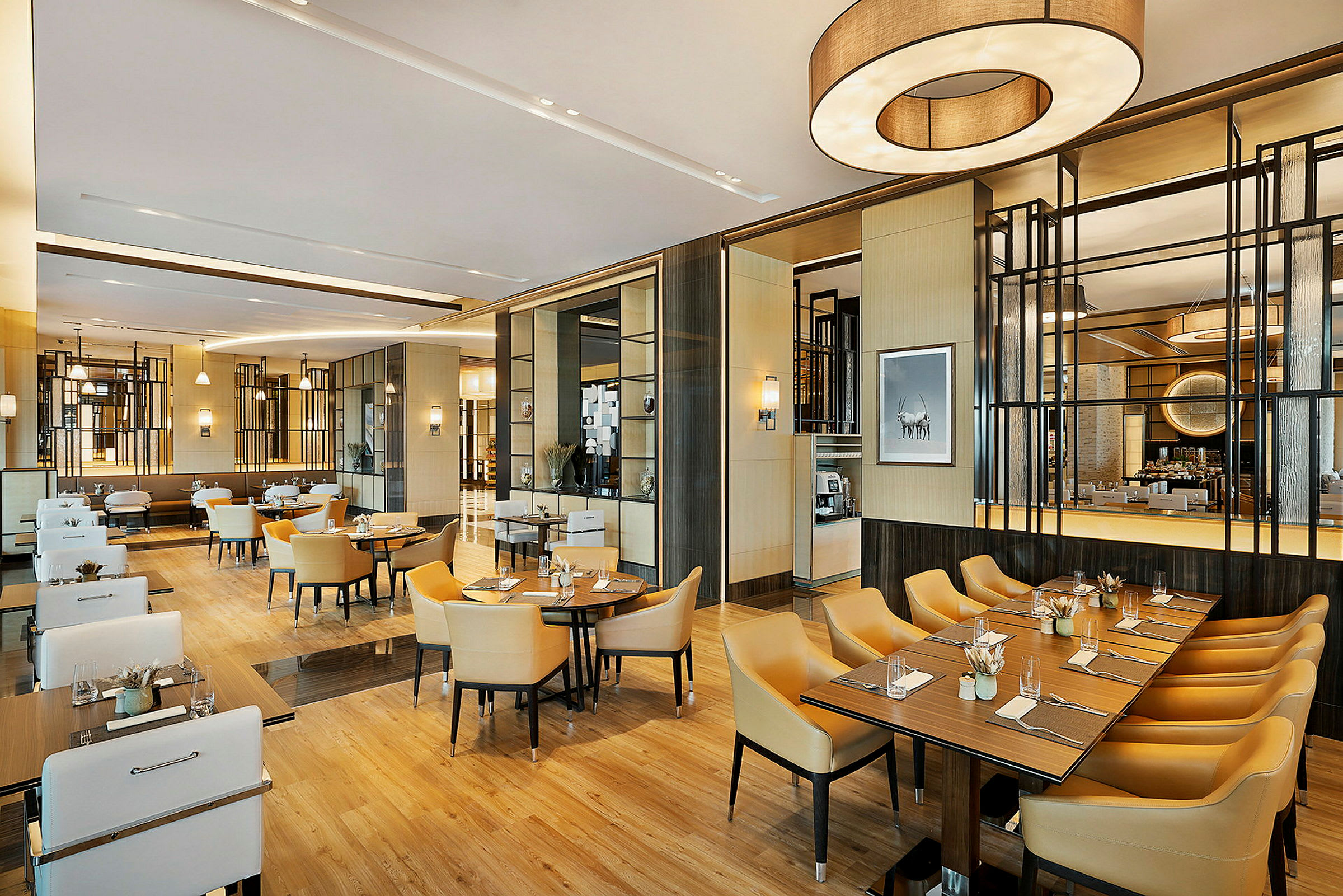 En moderne restaurant med stilfuld indretning og borde opstillet med stole. (AI-genereret tekst)