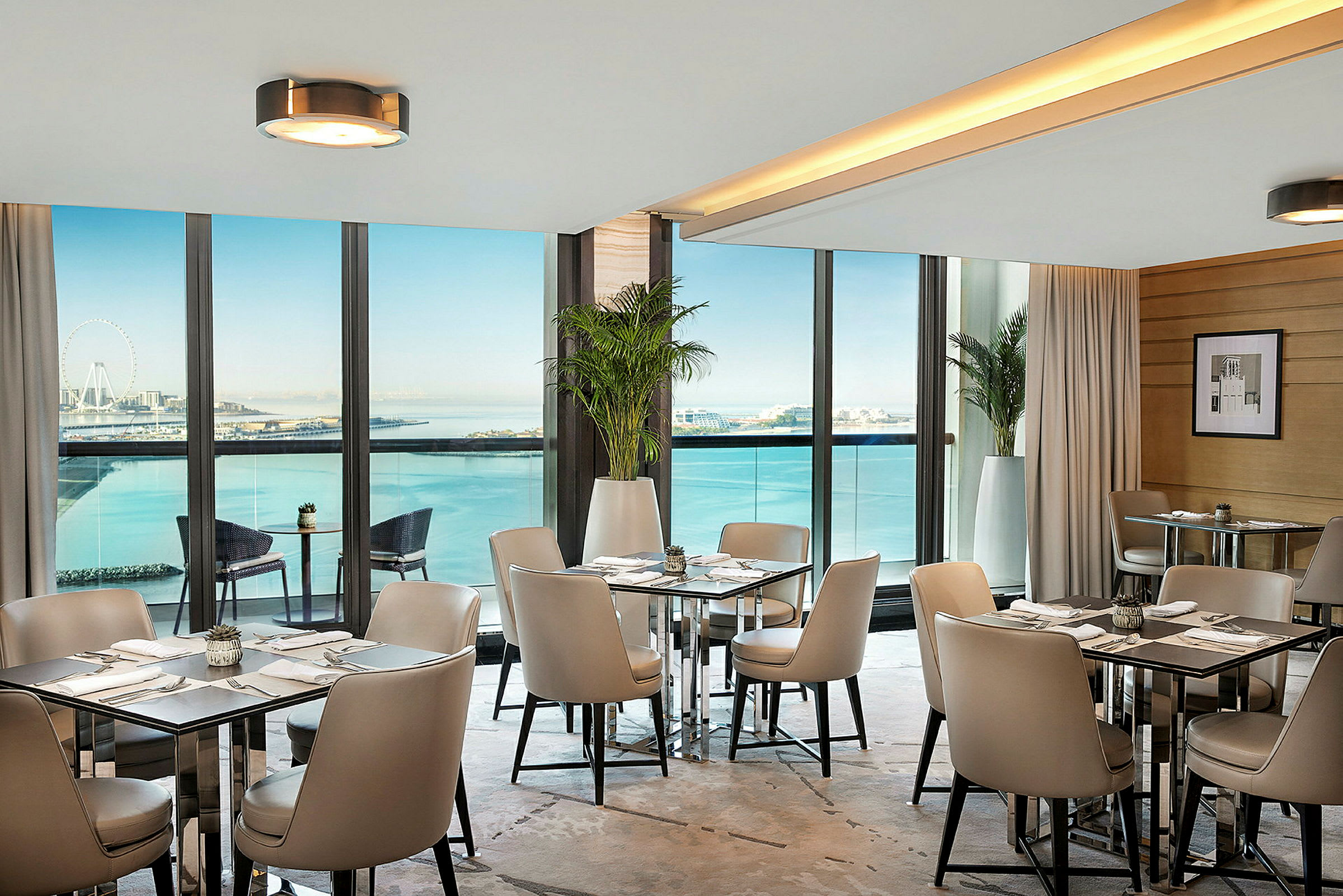Restaurant med udsigt over en infinitypool og havet. (AI-genereret tekst)
