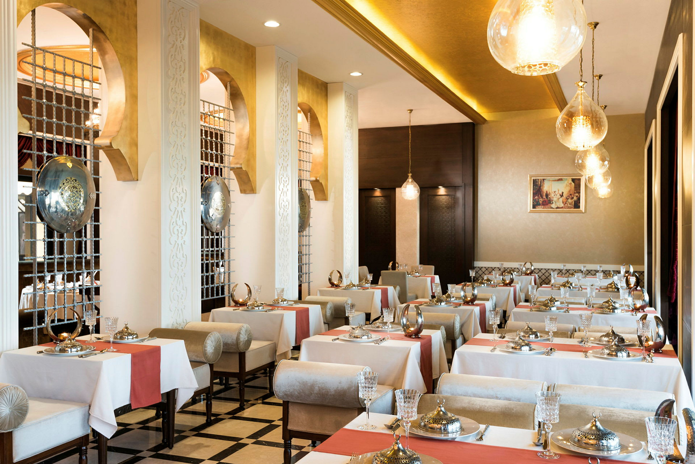 Restaurant med elegant interiør, dækkede borde og luksuriøs indretning. (AI-genereret tekst)