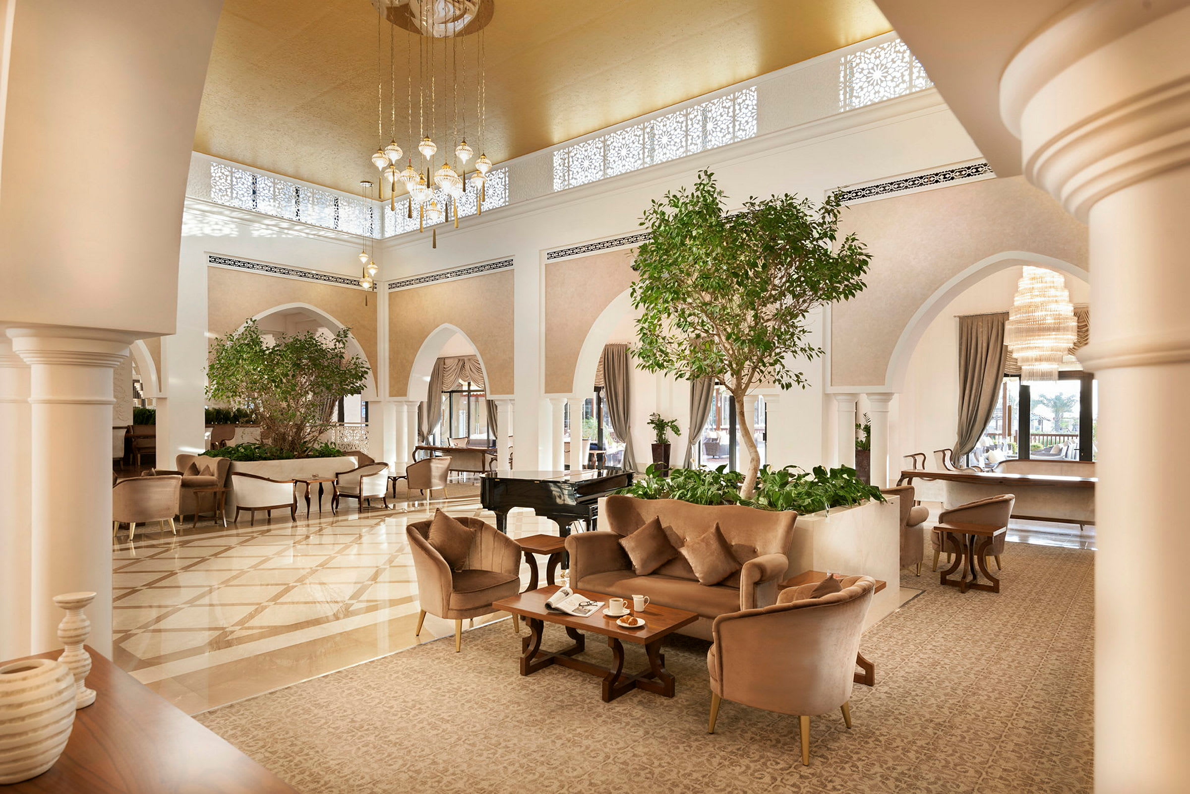 En elegant møbleret hotellobby med siddepladser, grønne planter og et flygel. (AI-genereret tekst)
