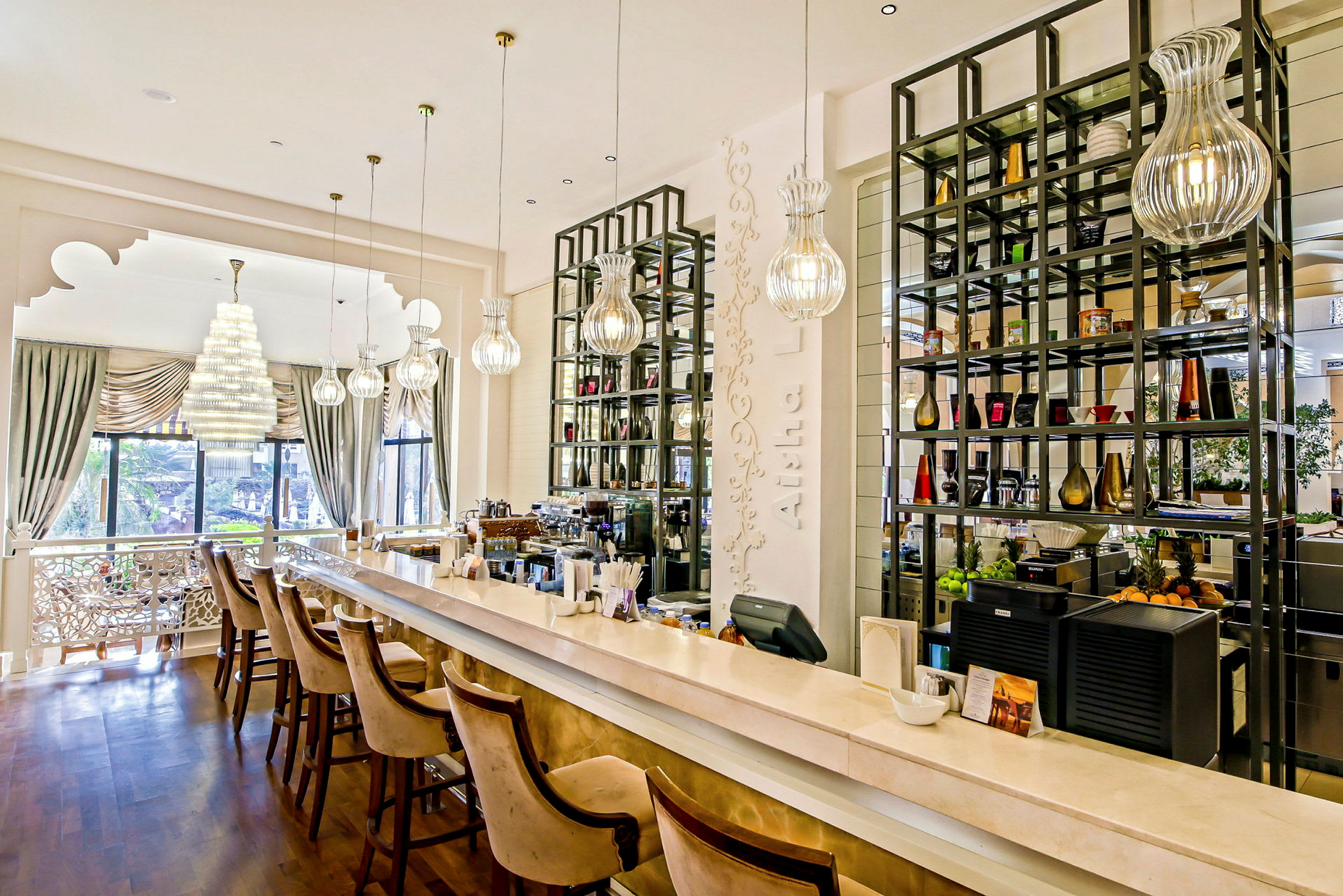 En elegant café- eller bardisk med stole og moderne indretning. (AI-genereret tekst)